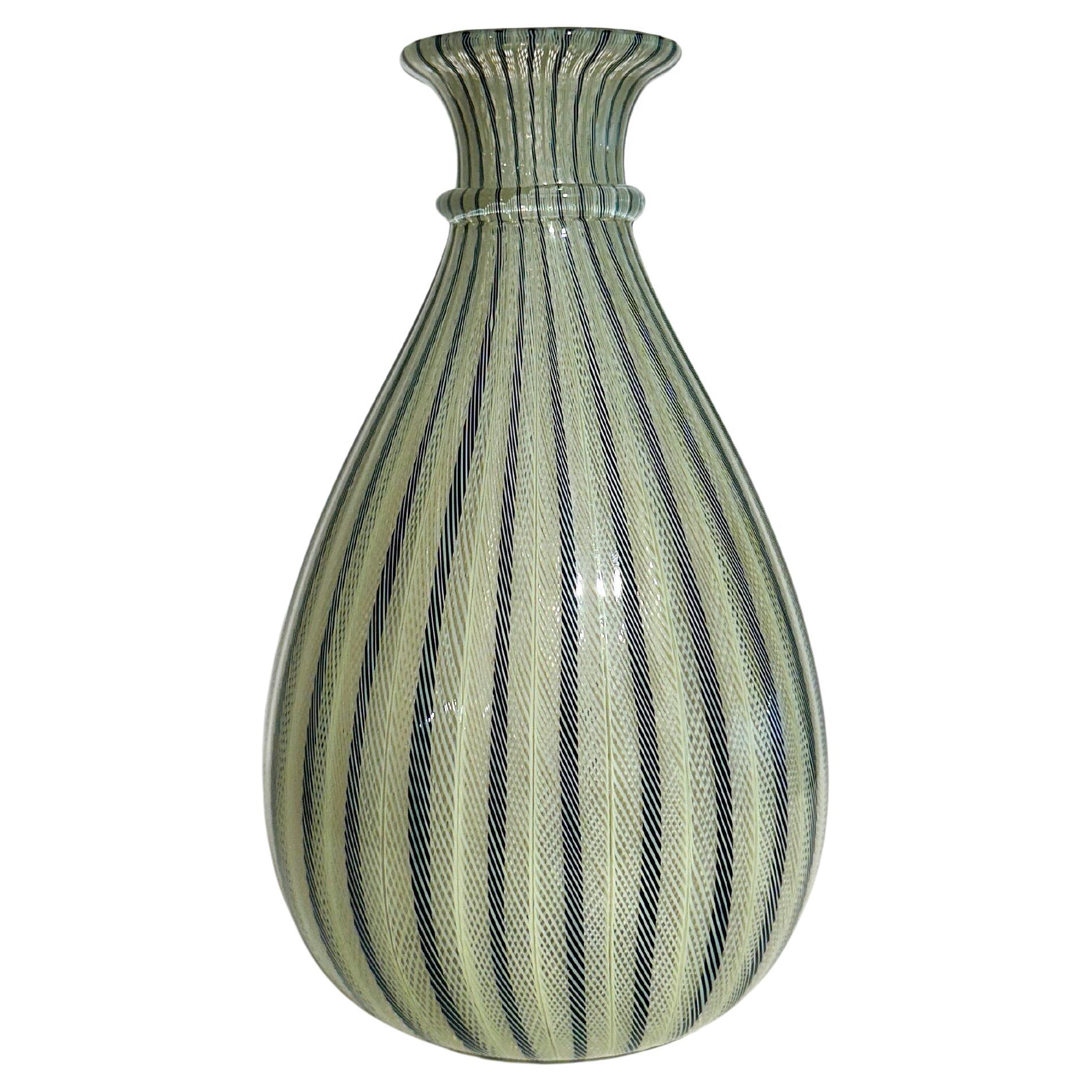 Rare vase de Paolo Venini décoré de cannes de Zanfirico dans un jaune clair vibrant avec des détails noirs et blancs.

Soufflé à la bouche et fabriqué à la main dans la verrerie Venini à Murano dans les années 1950.

Signé en dessous avec la marque