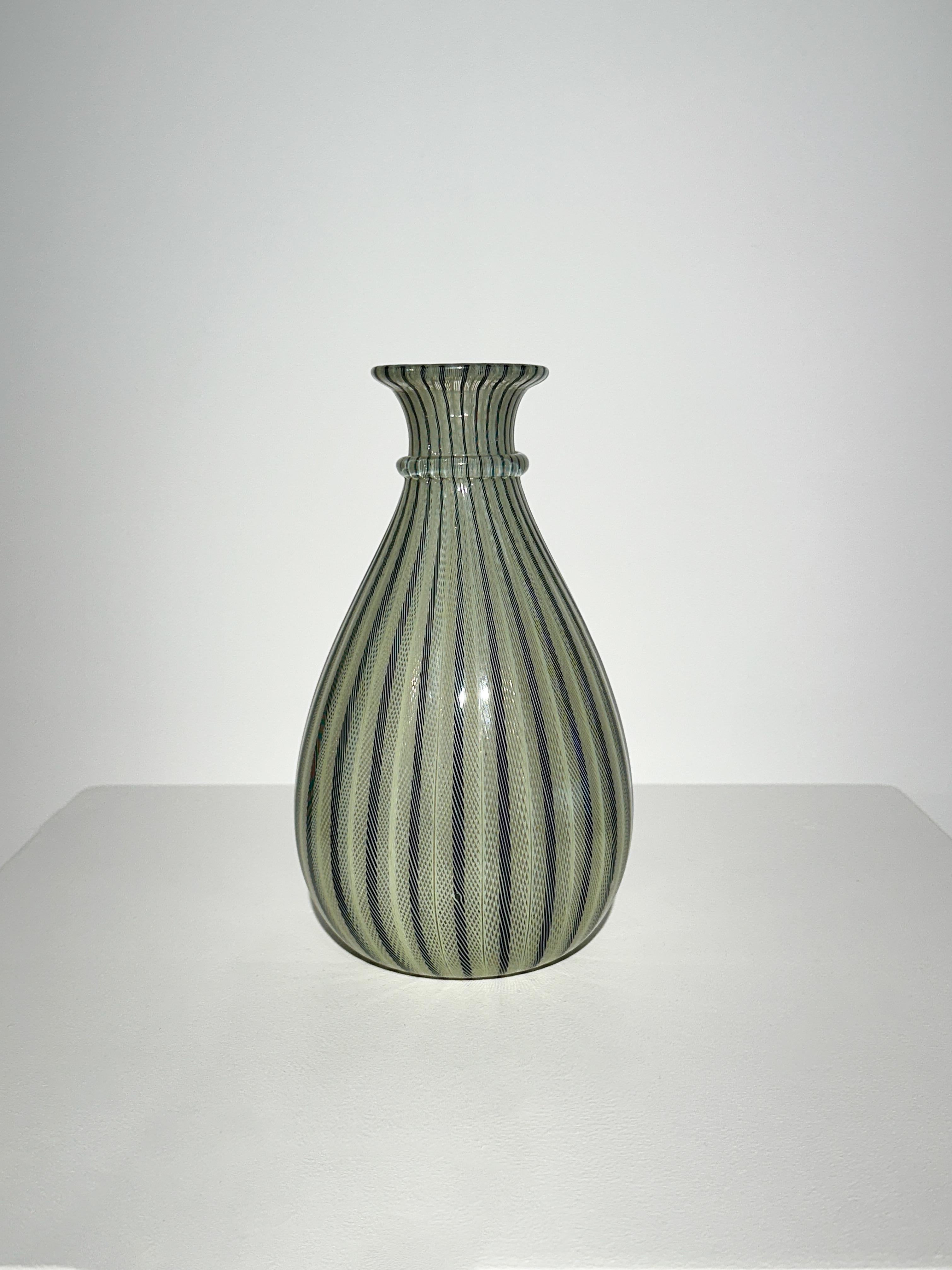 Mid-Century Modern Vase Paolo Venini Vase en verre Murano Zanfirico Italie années 1950 en vente