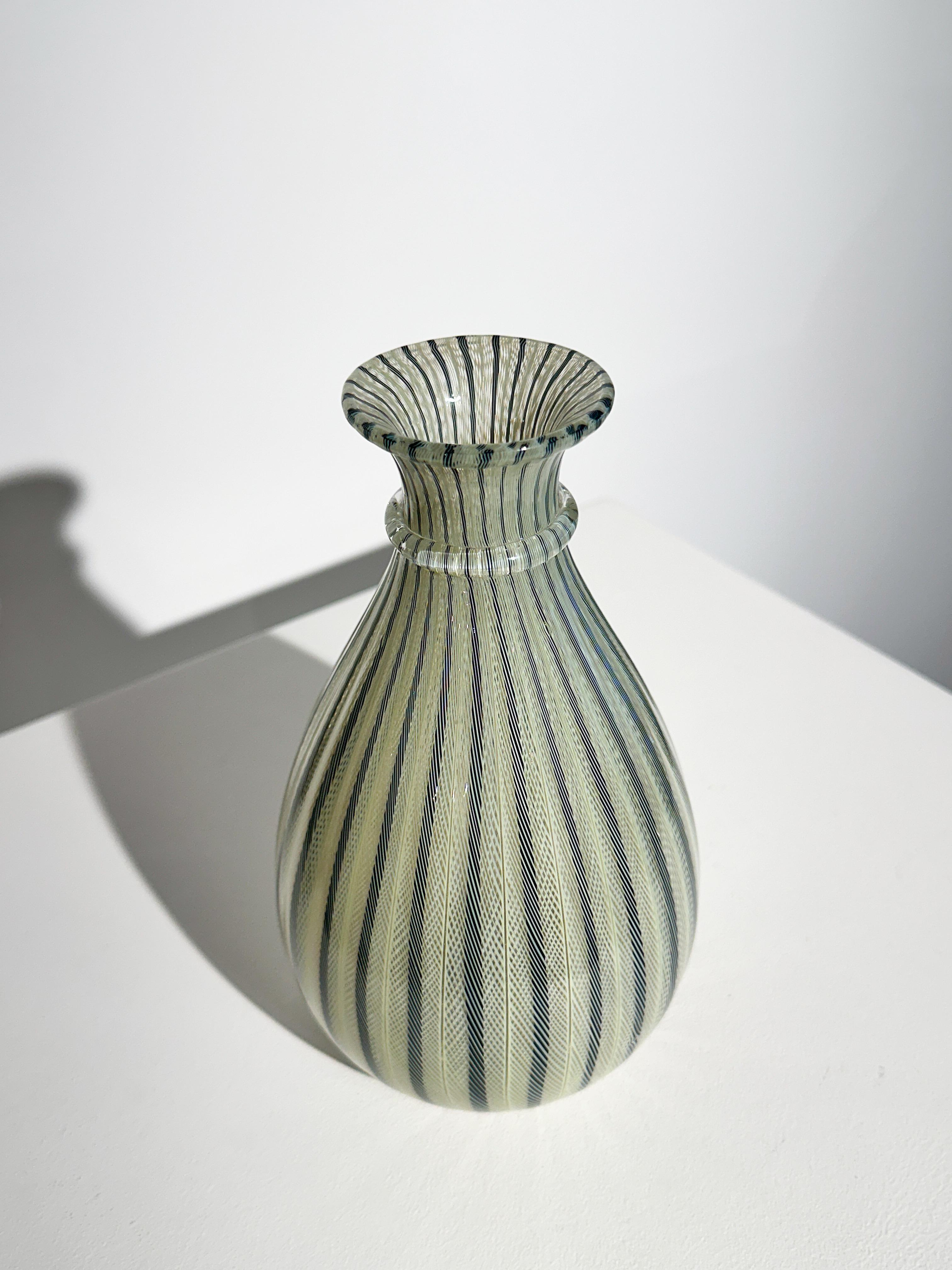 Fait main Vase Paolo Venini Vase en verre Murano Zanfirico Italie années 1950 en vente