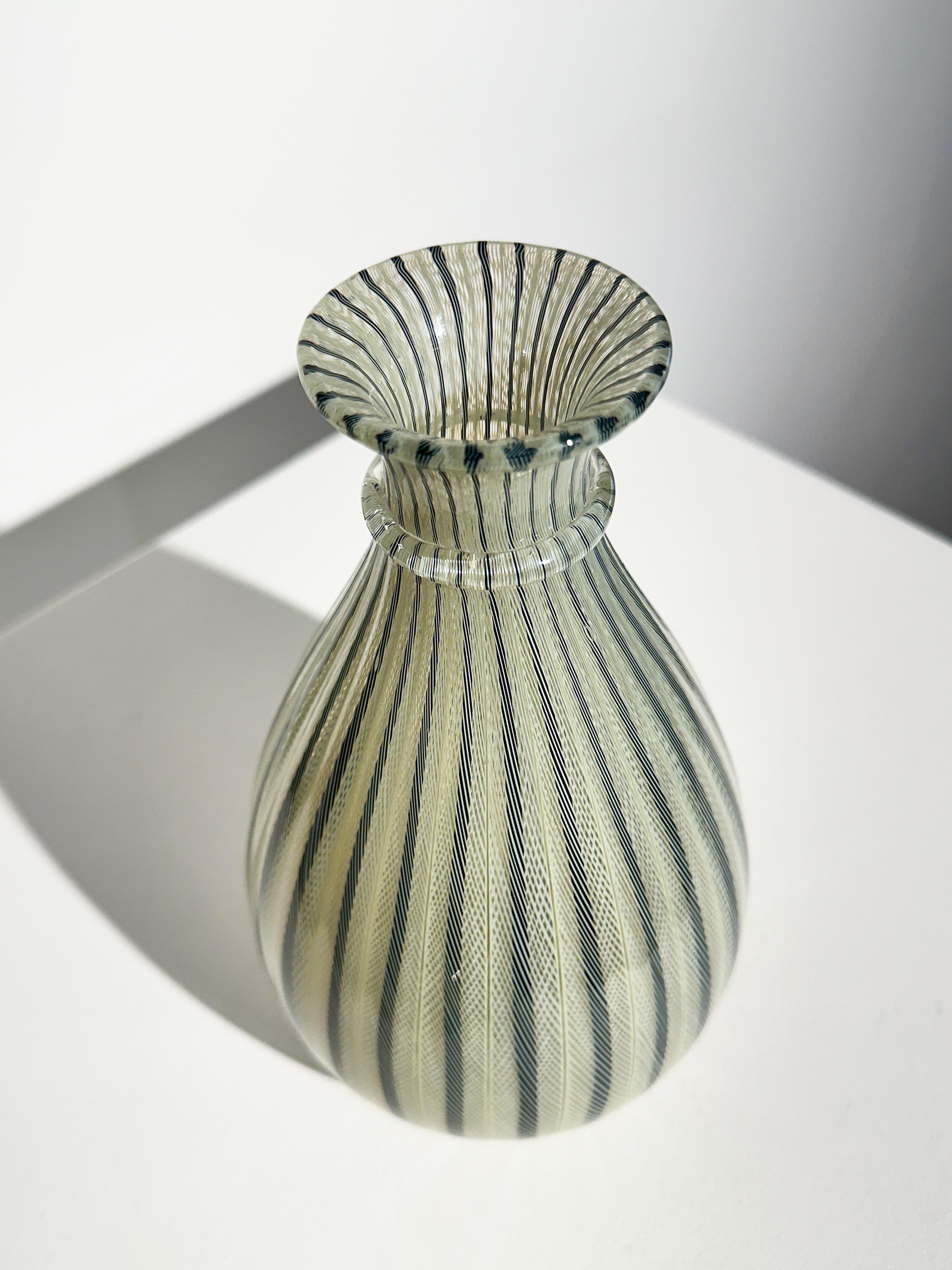 Vase Paolo Venini Vase en verre Murano Zanfirico Italie années 1950 Bon état - En vente à Basel, BS