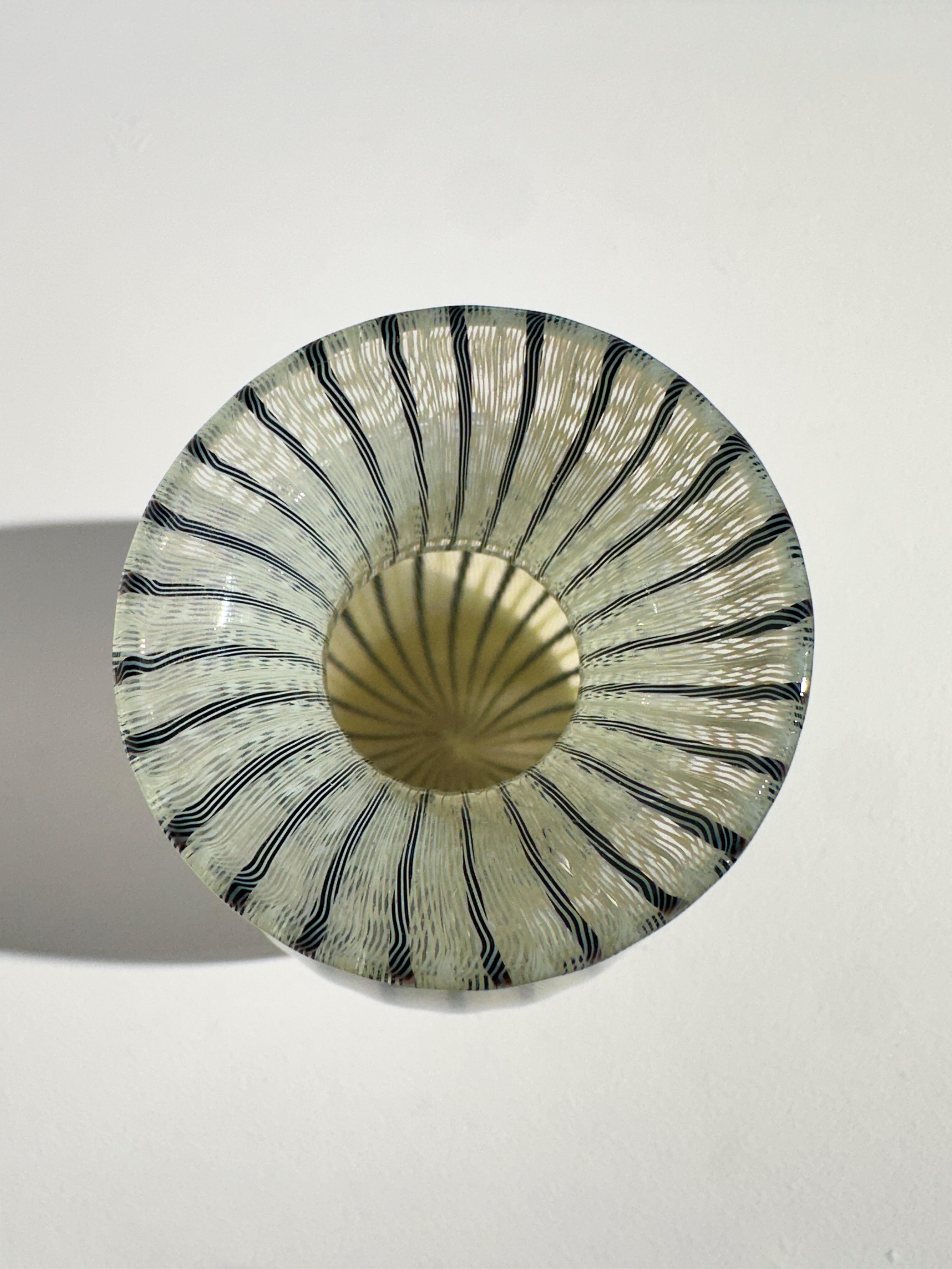 Milieu du XXe siècle Vase Paolo Venini Vase en verre Murano Zanfirico Italie années 1950 en vente