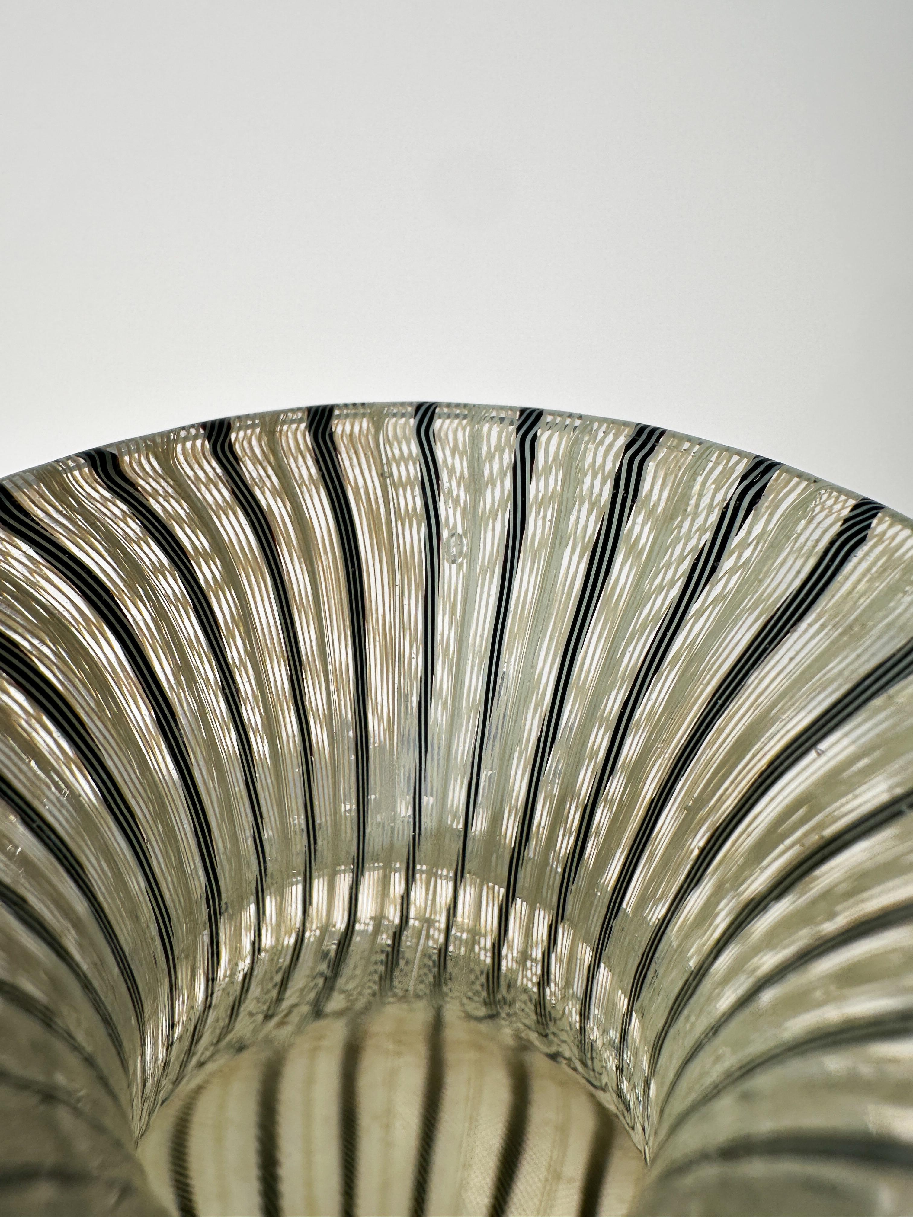 Verre de Murano Vase Paolo Venini Vase en verre Murano Zanfirico Italie années 1950 en vente