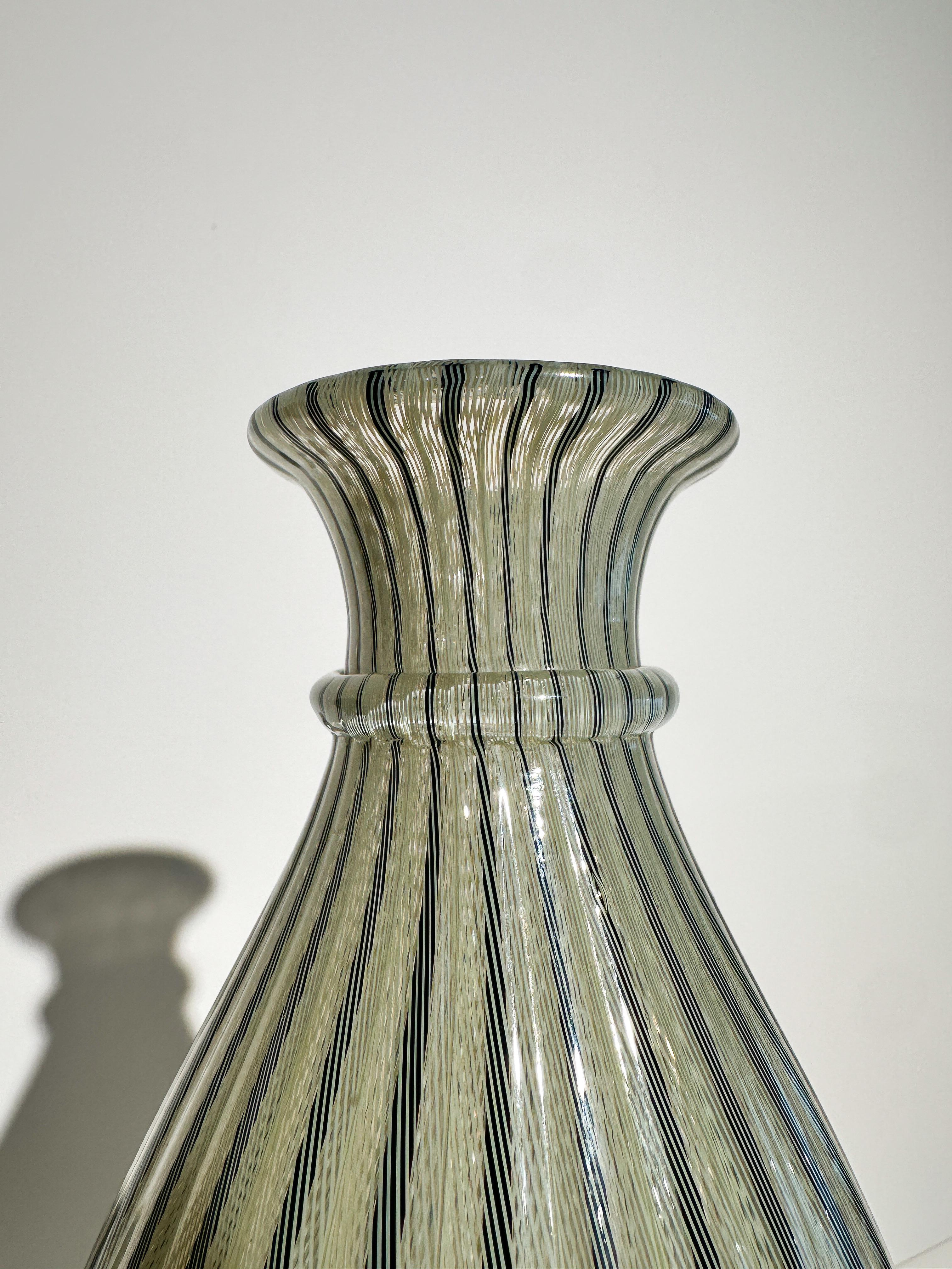 Vase Paolo Venini Vase en verre Murano Zanfirico Italie années 1950 en vente 1