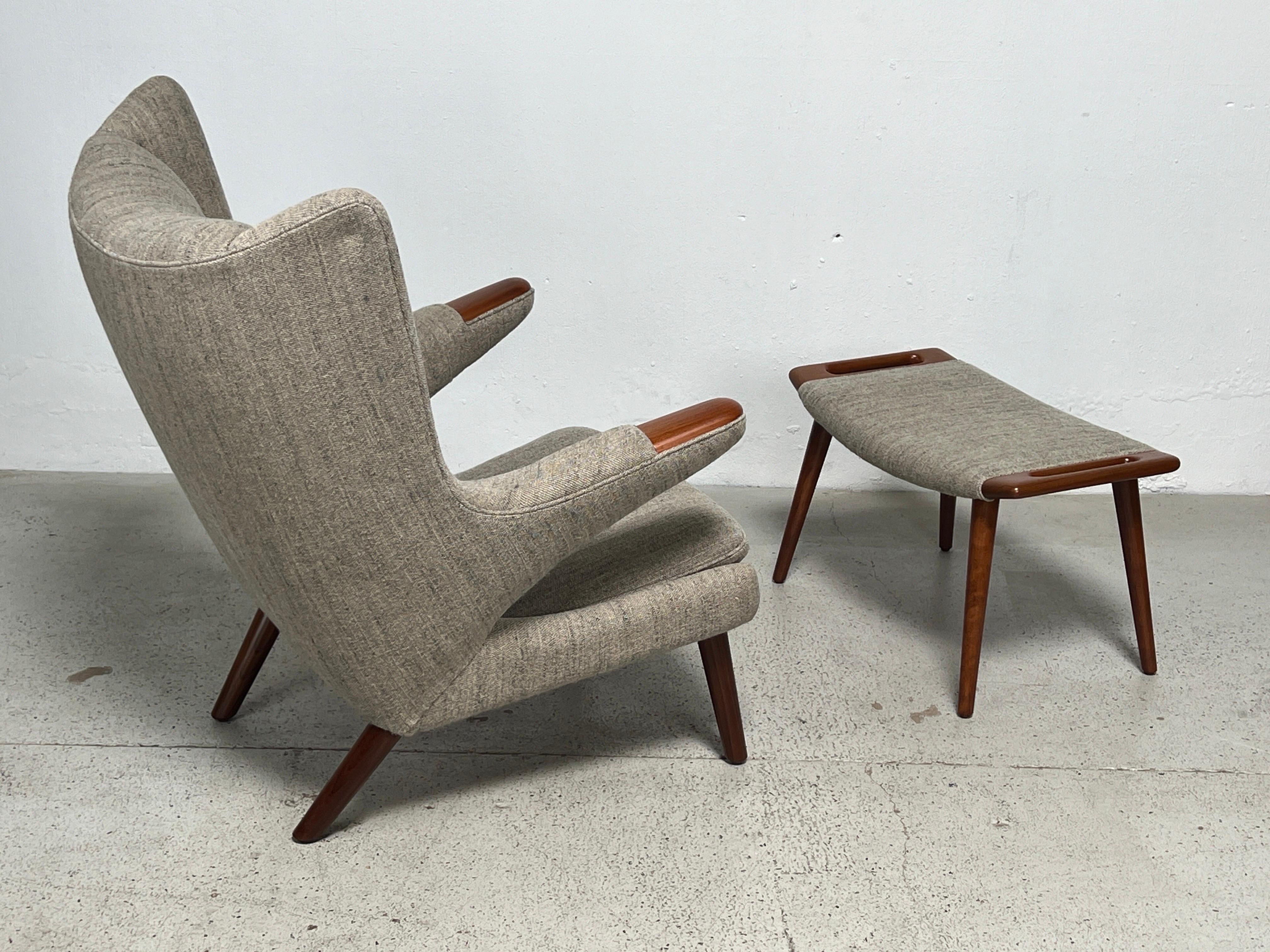 Papa-Bär-Stuhl und Ottomane von Hans Wegner für A.P Stolen im Angebot 9