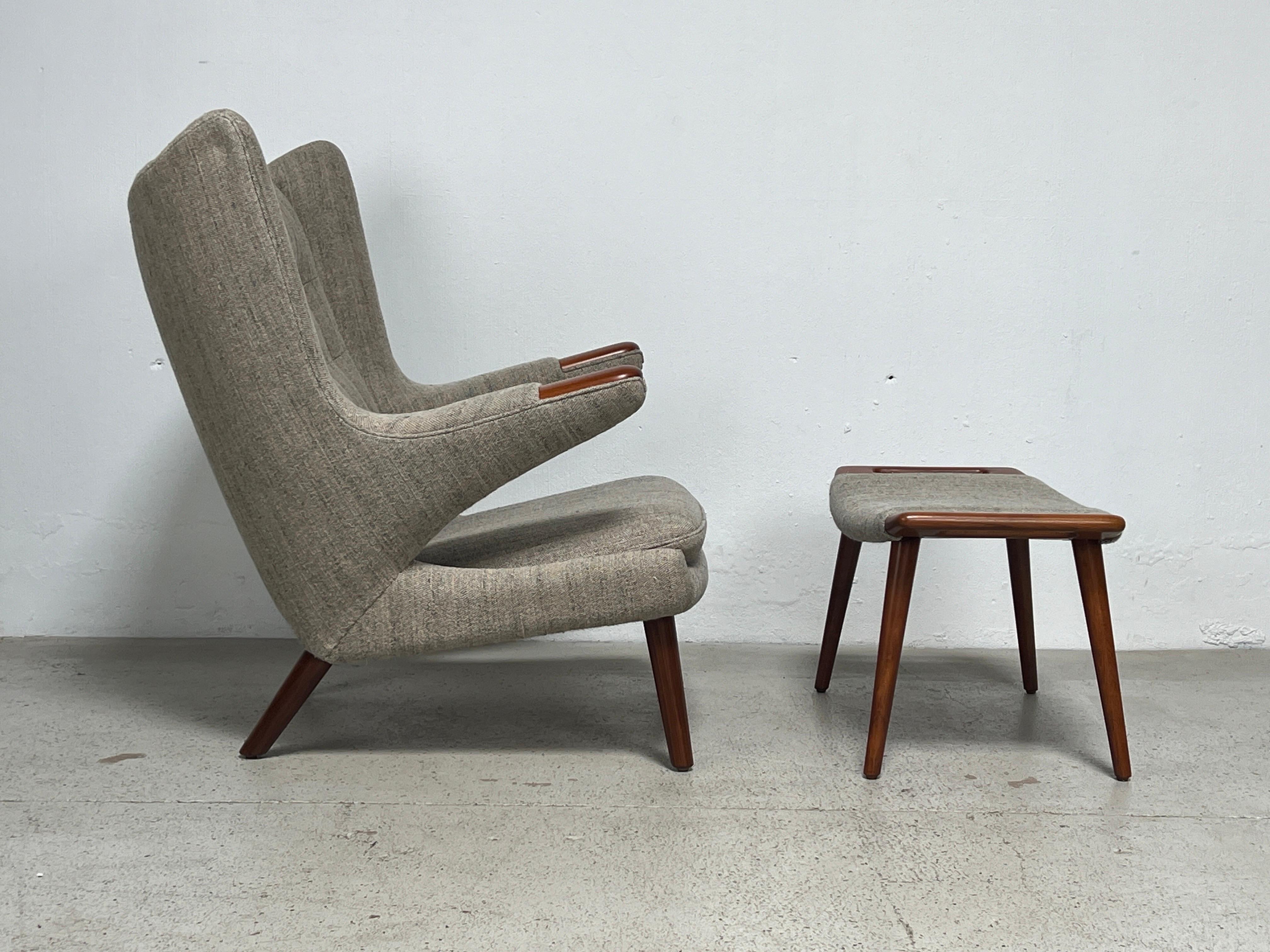 Papa-Bär-Stuhl und Ottomane von Hans Wegner für A.P Stolen (Mitte des 20. Jahrhunderts) im Angebot