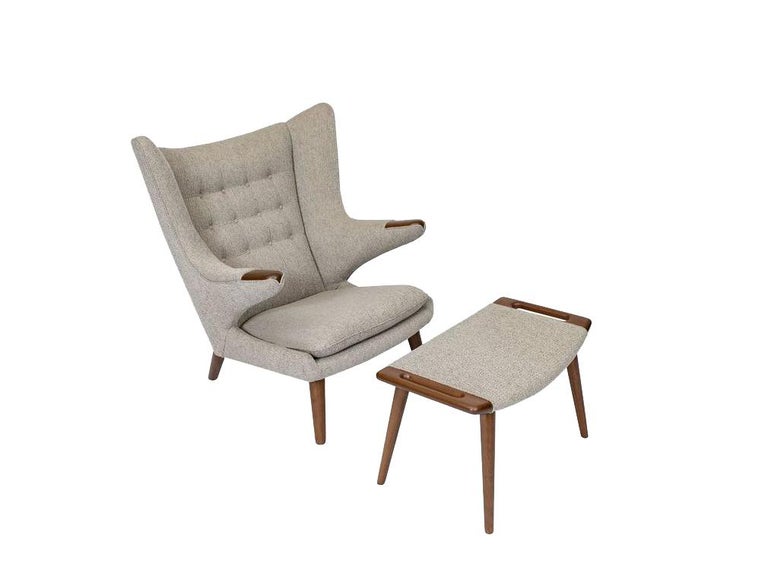 Offerd by Zitzo, Amsterdam: Papa Bear chair and stool model AP19 and AP29, armnails in teak and legs in oak and fabric.
New upholstery in hallingdal, Kvadrat. Marked with disc.

Designed 1951

Chair: W 90 cm, H 99 cm, D 92 cm, SH 41