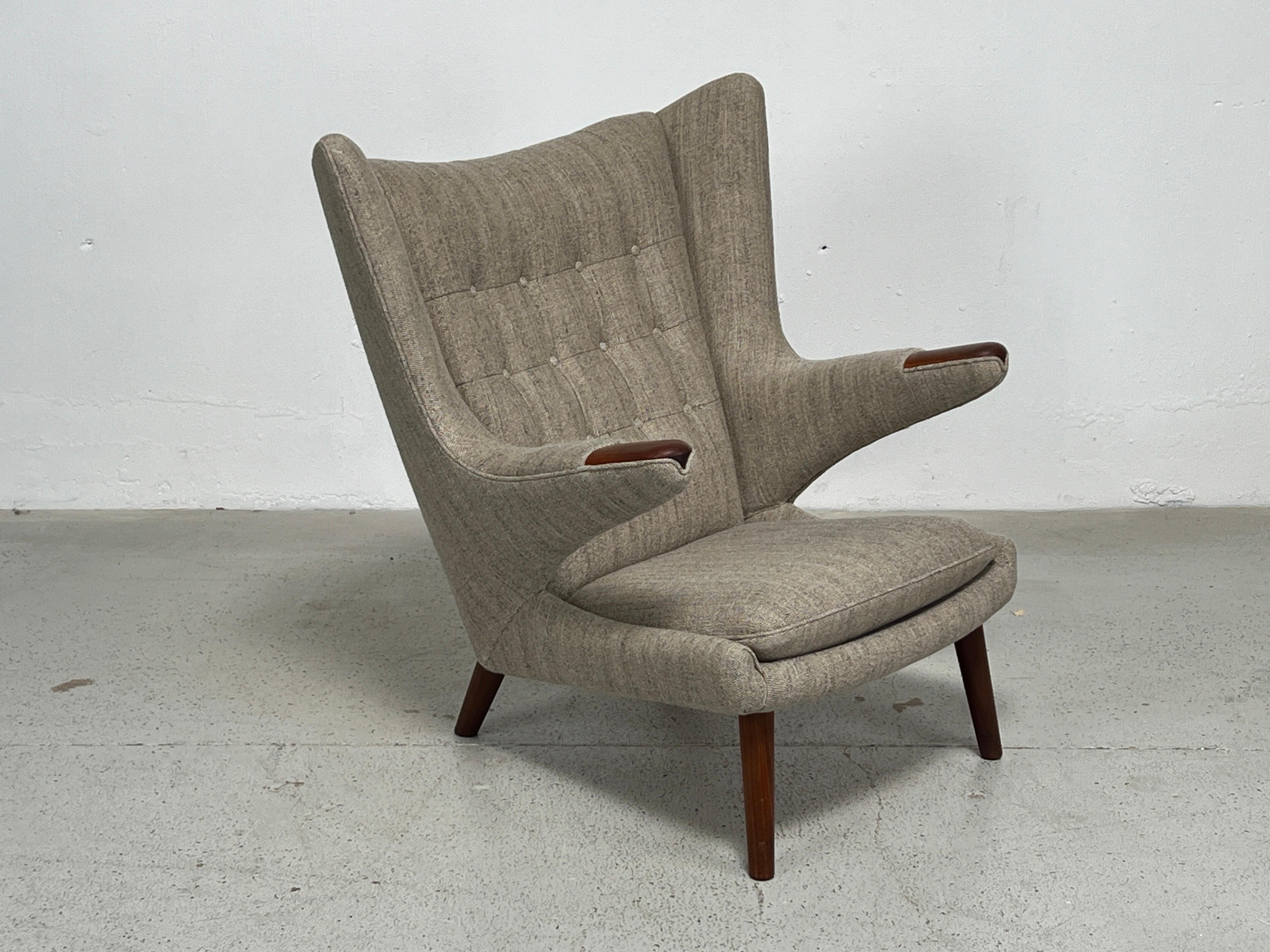 Ein wunderschön restaurierter Papa-Bär-Stuhl, entworfen von Hans Wegner für A.P. Gestohlen. Gepolstert in Larsen / Sedona / Seeglas

