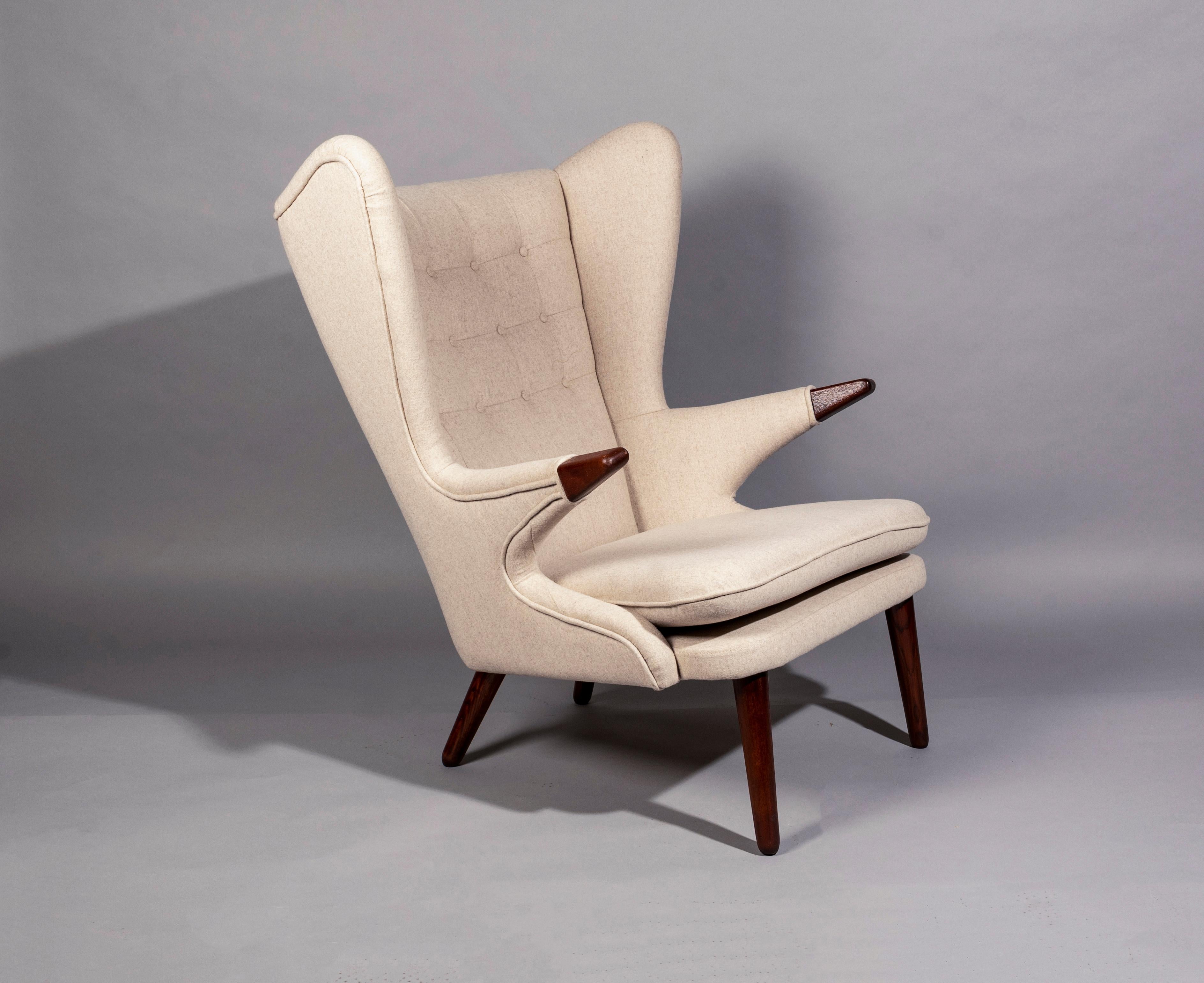 Impressive lounge chair designed by Svend Skipper and manufactured by Skipper Møbler in the 1960s, with teak legs and nails, newly upholstered with Casamance wool.
 