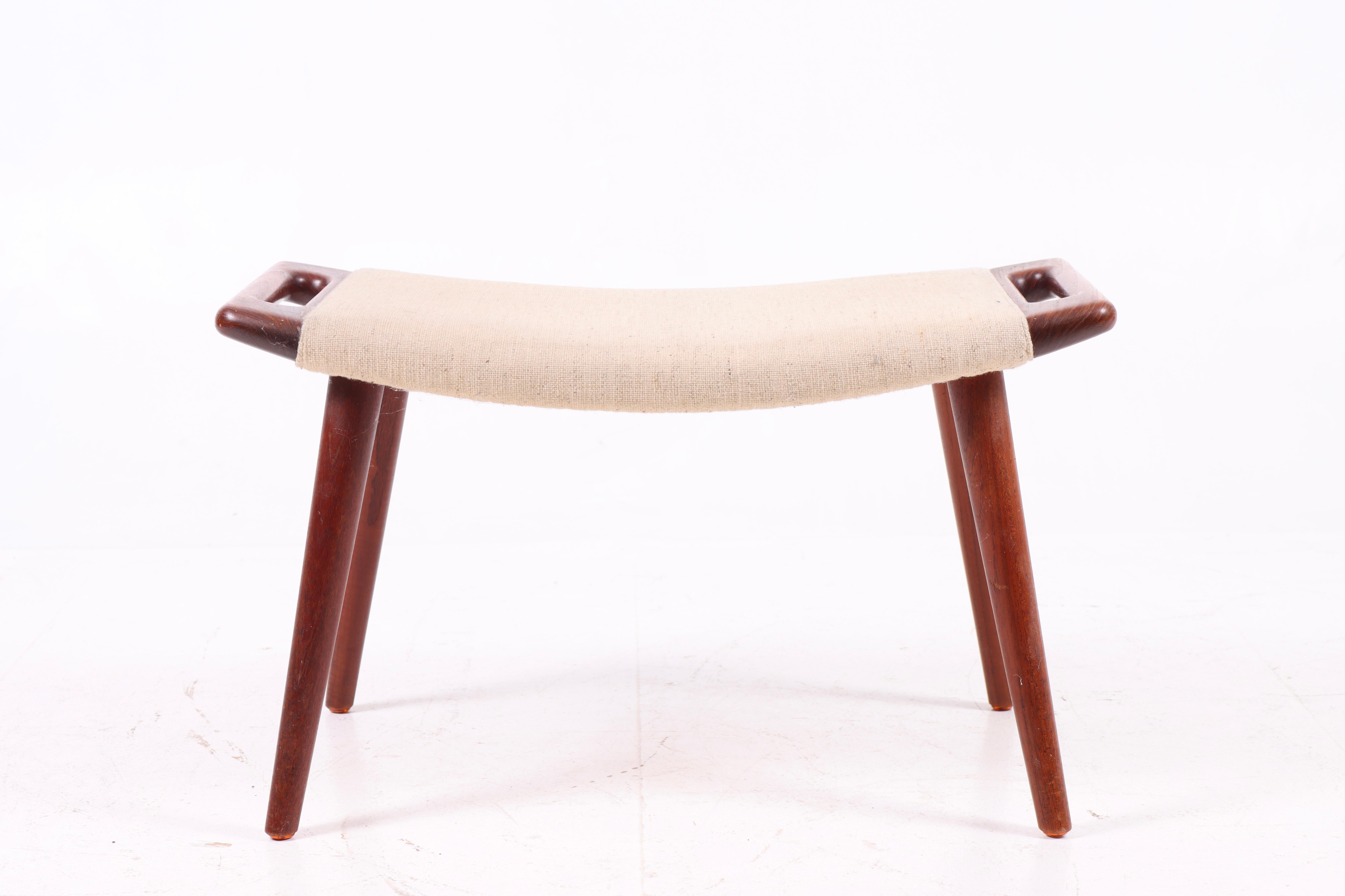 Sgabello con struttura in teak e seduta in tessuto - Design/One. Hans J. Wegner e realizzato da A.P. Danimarca rubata. Lo sgabello ideale per la sedia Papa Bear o per altre sedie lounge dello stesso stile. Condizioni originali.