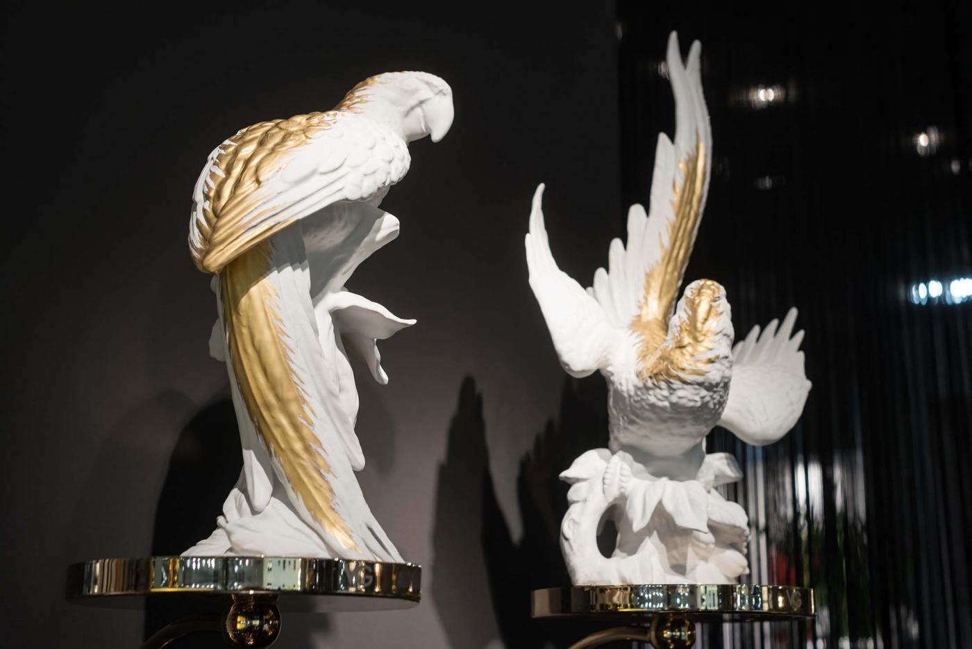 Papagena aus Keramik, Weiß mit 24-Karat-Federn, Italien (Handgefertigt) im Angebot