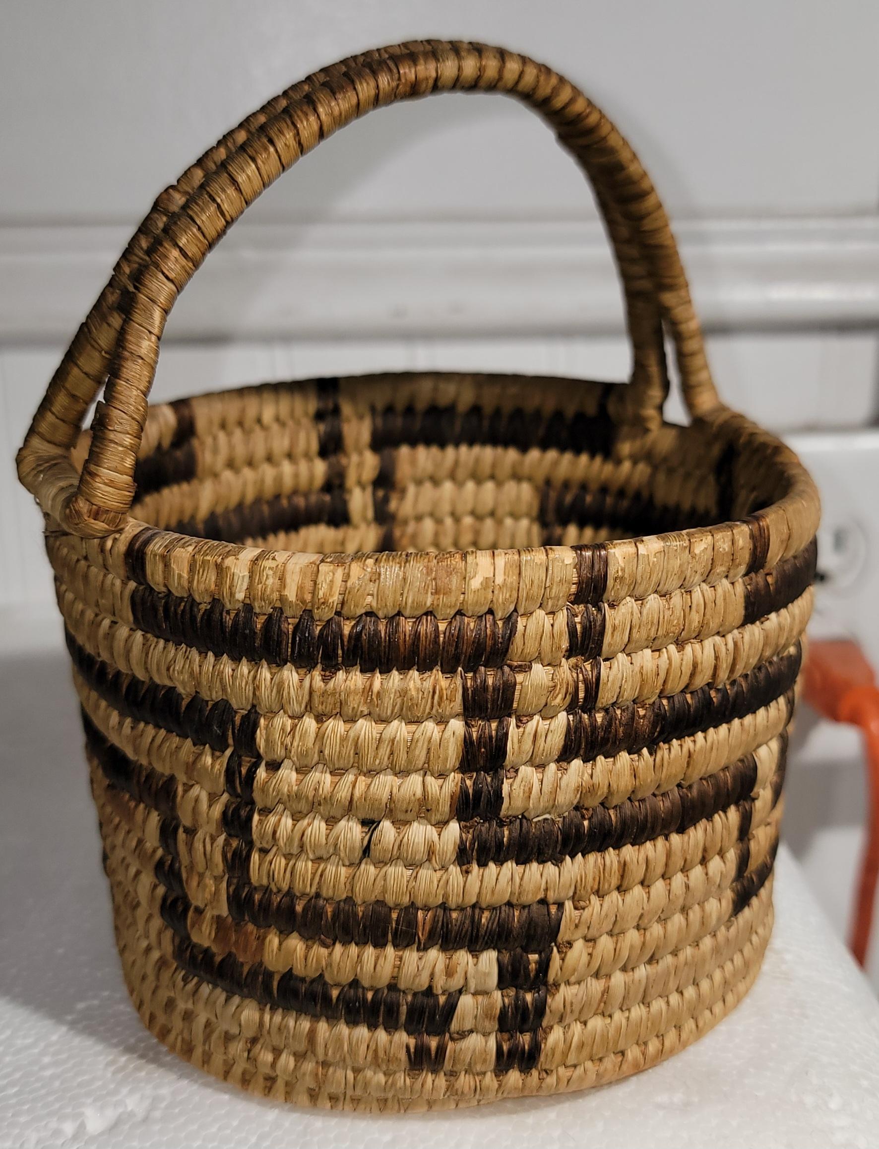 20Thc Papago Indian weaving basket with handle in great condition.Great addition to any collection.