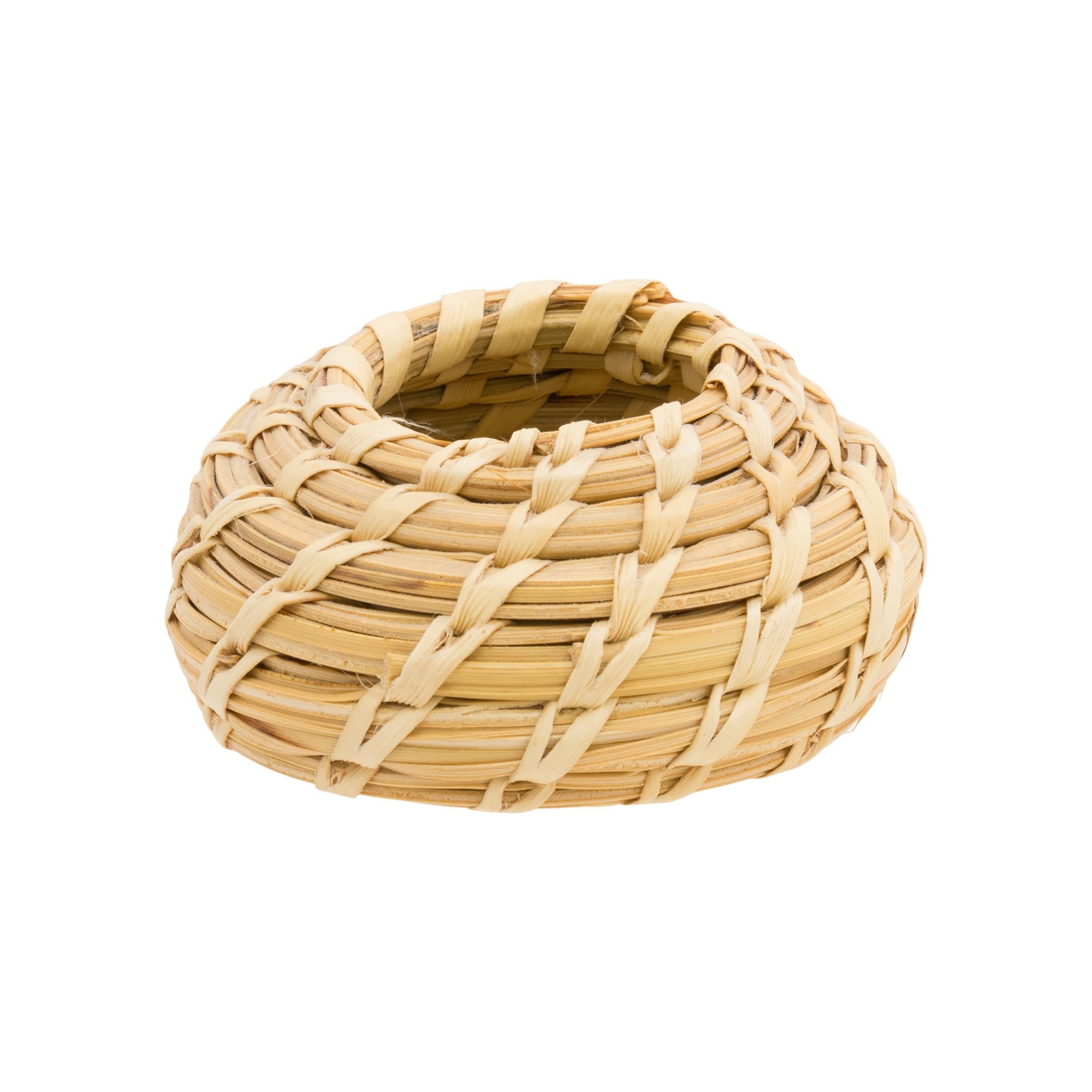 Sei cesti Papago in miniatura. Due con gufi. Cinque di yucca e uno di aghi di pino. I cestini Papago sono realizzati a mano con erba di mare, cactus yucca (bianco o verde) e artiglio del diavolo (nero). La tecnica utilizzata è nota come