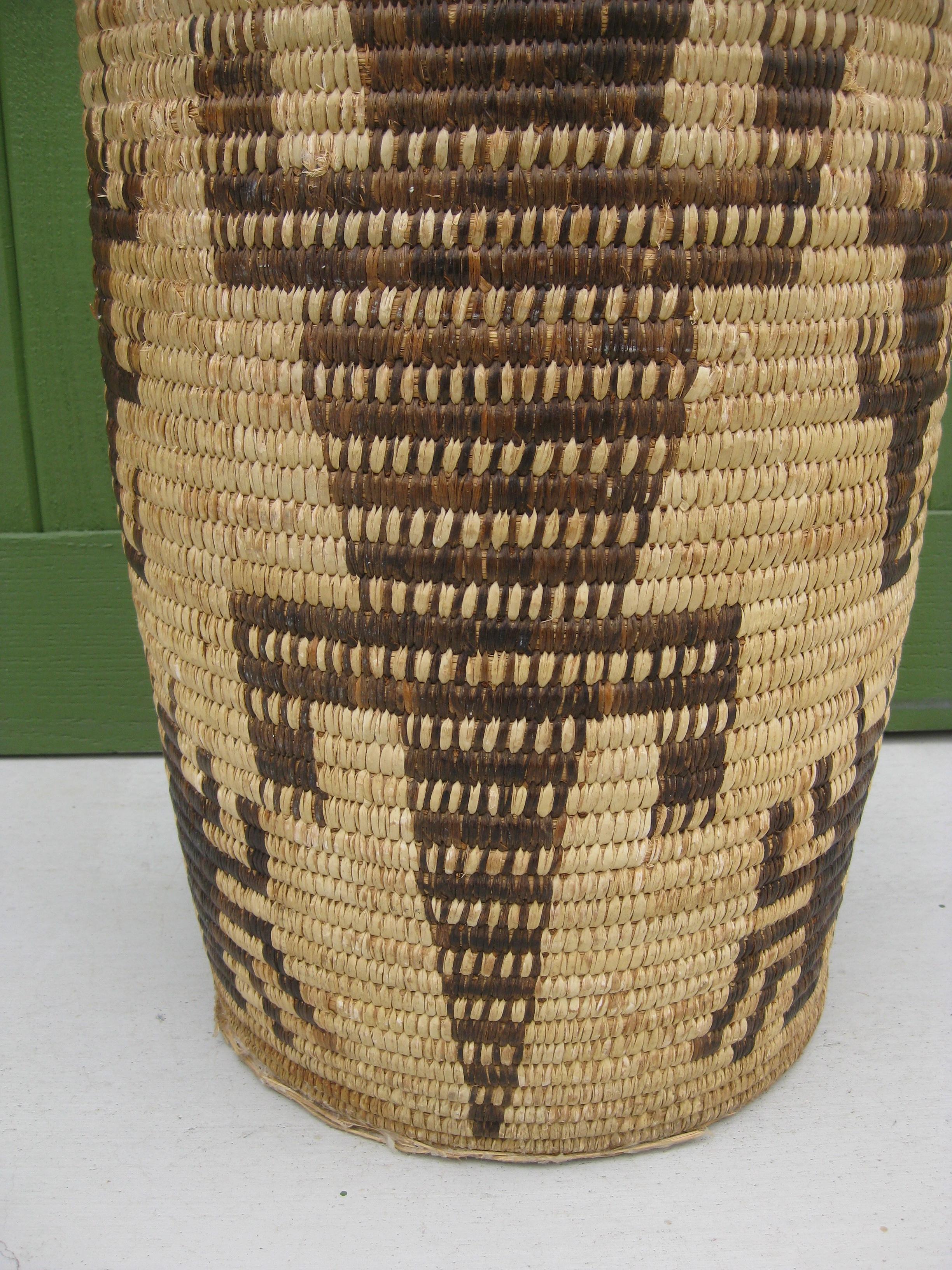 Américain Papago Native American Indian Pictorial Coiled Lidded Olla Basket HUGE ! en vente