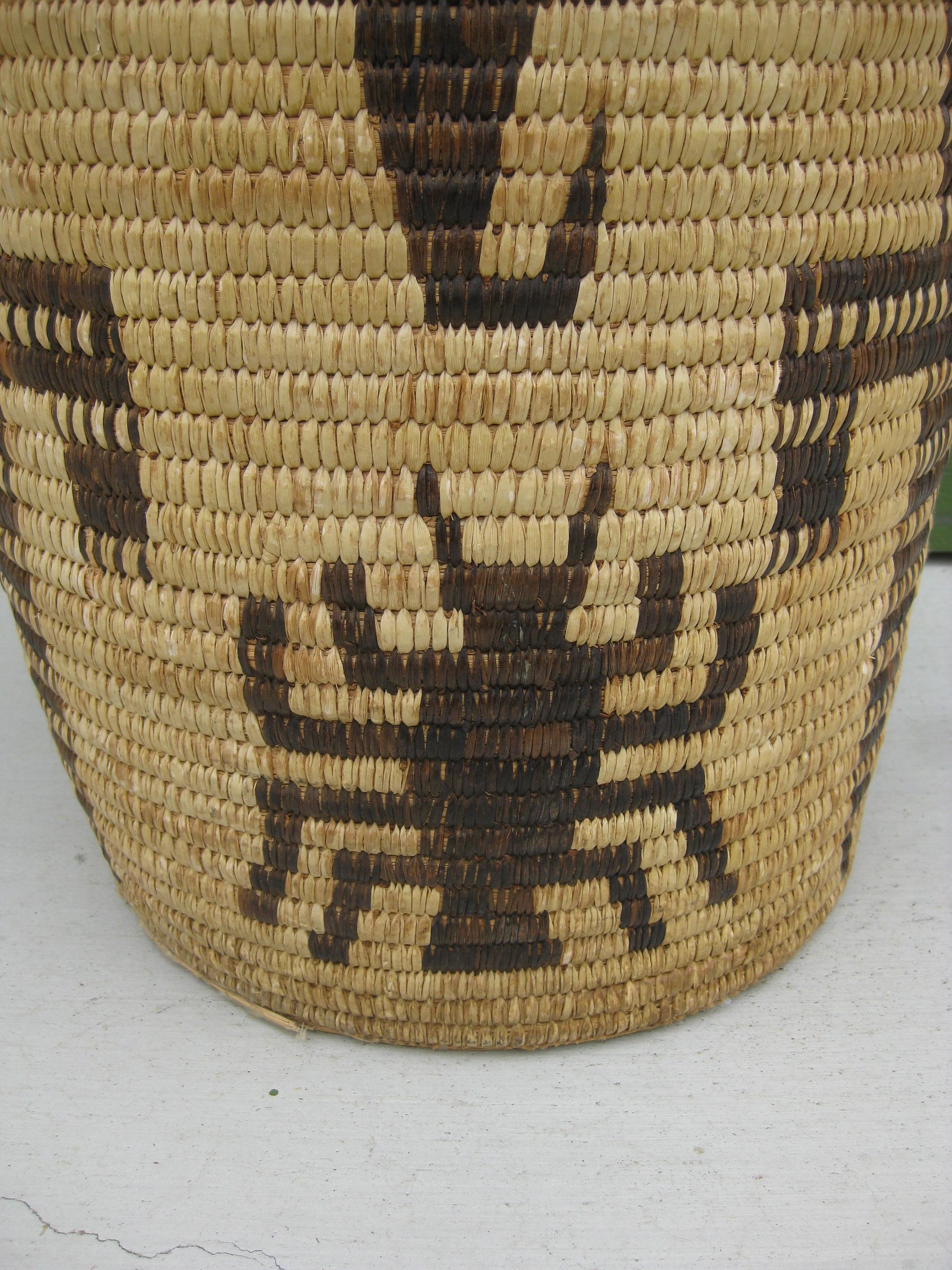 Fibre naturelle Papago Native American Indian Pictorial Coiled Lidded Olla Basket HUGE ! en vente