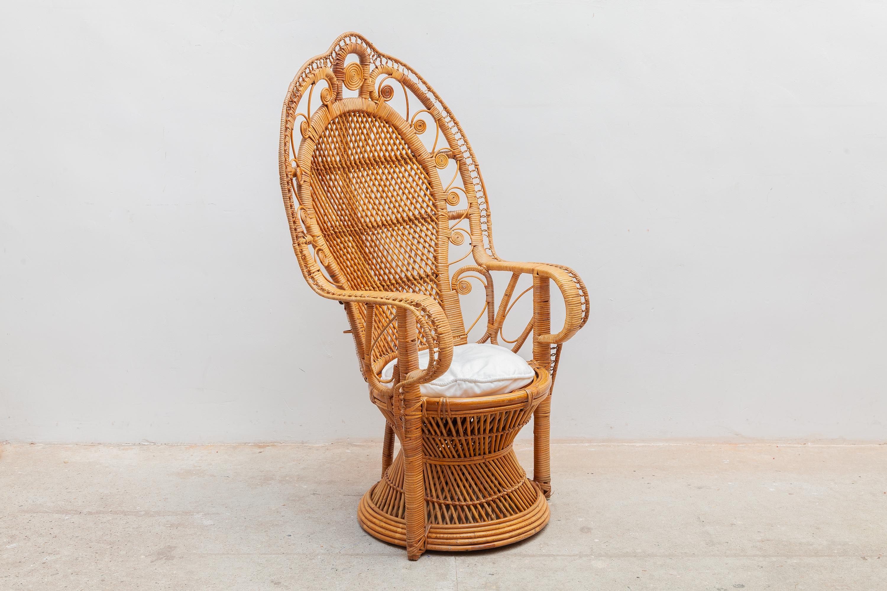Exotic Boho mid-century rattan Papasan chair in excellent condition. White cushion.

Dimensions:70W x 120H x 60D cm, seat: 40cm high.