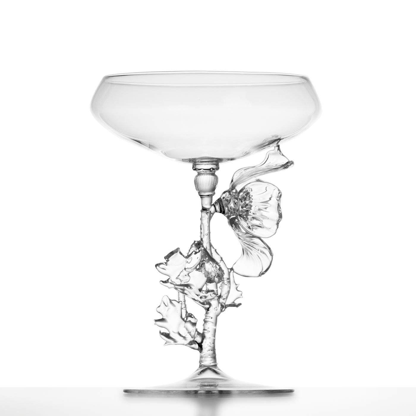Ce verre appartient à une collection de 21 pièces uniques, chacune inspirée d'une espèce botanique différente et réimaginée par Simone Crestani à partir de dessins d'archives de Fratelli Soso. Façonnée en verre transparent à travers la flamme de la