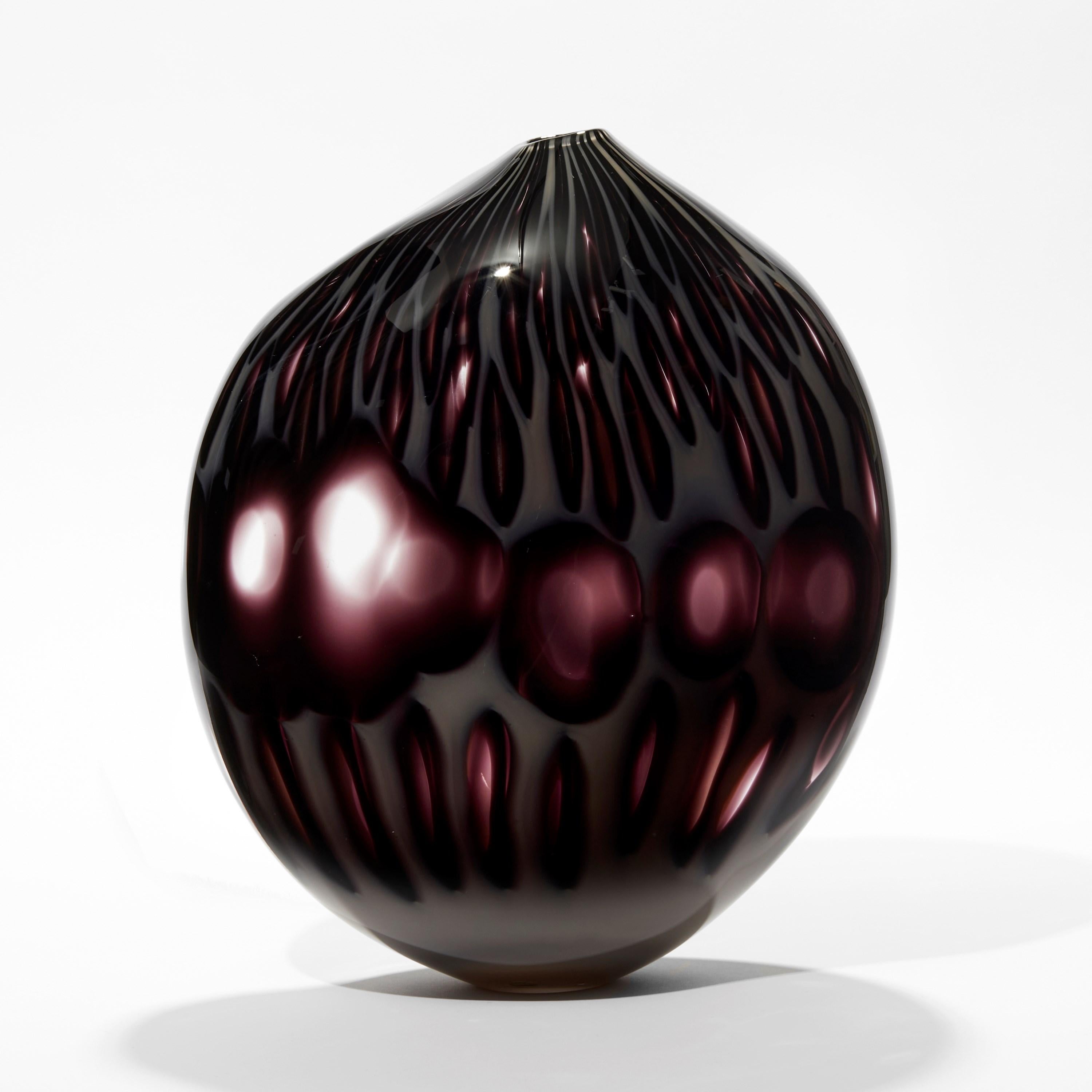 Organique Papavero Nero, vase sculptural en verre prune/pourpre foncé de Michèle Oberdieck en vente