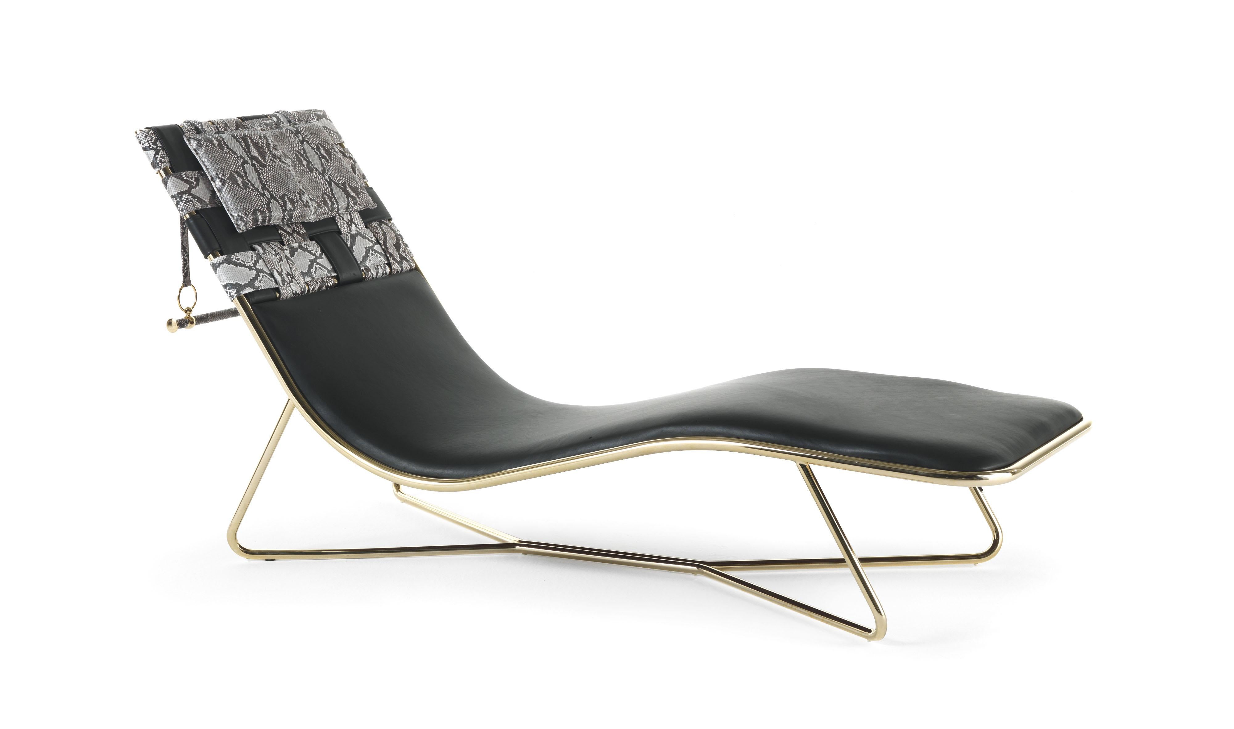 An irresistible invitation to chill out in pure Roberto Cavalli style, the Papeete chaise longue conquers with its essential lines and its sinuous and inviting shapes. In perfect balance between comfort, style and functionality, this piece of