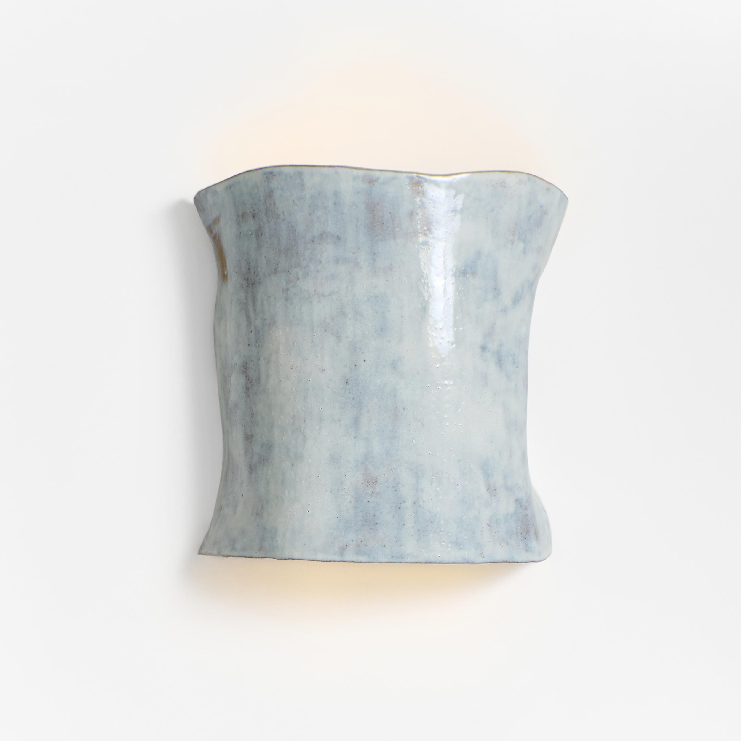PAPEL WALL LIGHT, progettato nel 2025.

Lampada artigianale in ceramica dalla forma fluida, realizzata nel laboratorio di ceramica di In our own workshop del Project 213A. Ogni pezzo è unico a causa della sua natura artigianale, le forme e le
