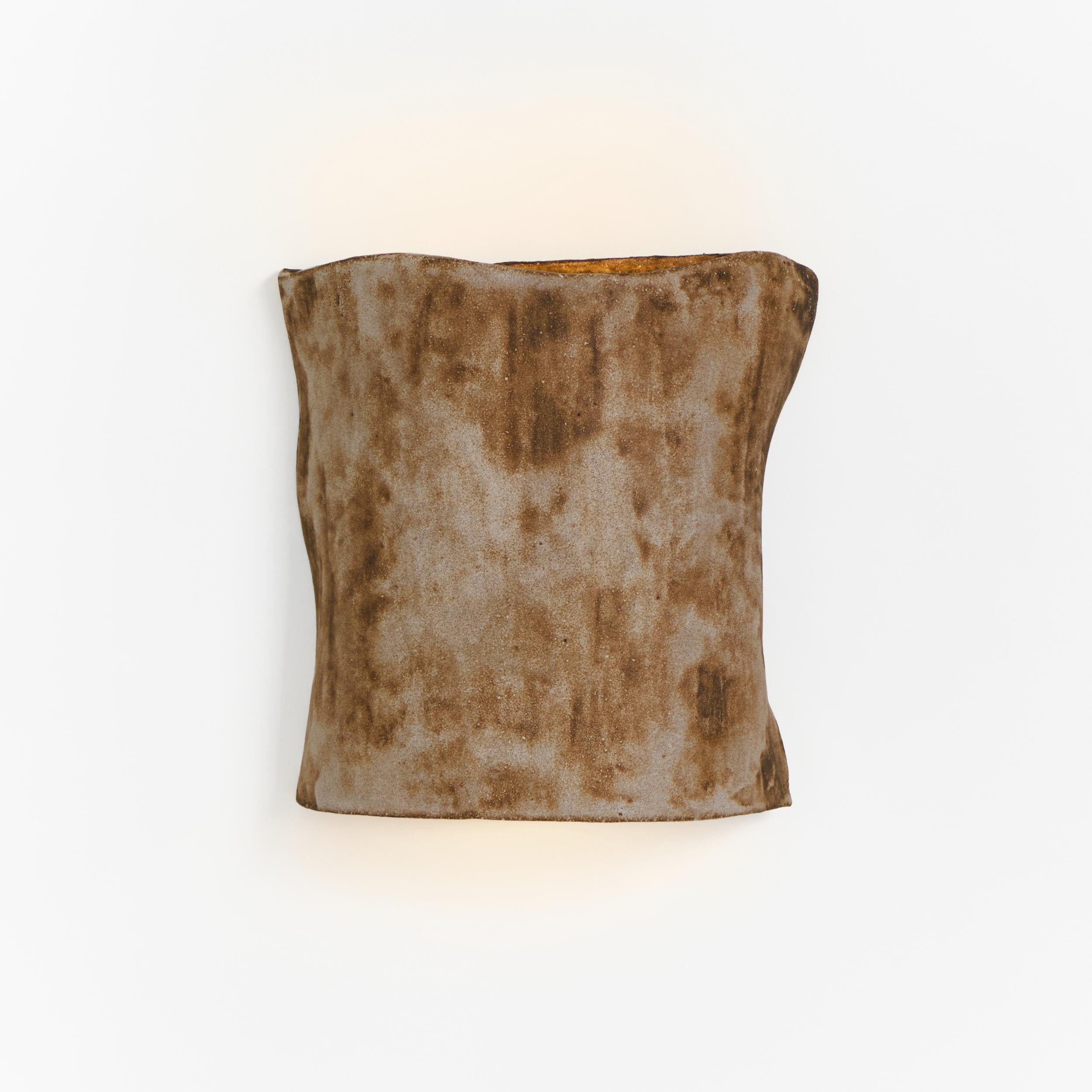 PAPEL WALL LIGHT, progettato nel 2025.

Lampada artigianale in ceramica dalla forma fluida, realizzata nel laboratorio di ceramica di In our own workshop del Project 213A. Ogni pezzo è unico a causa della sua natura artigianale, le forme e le