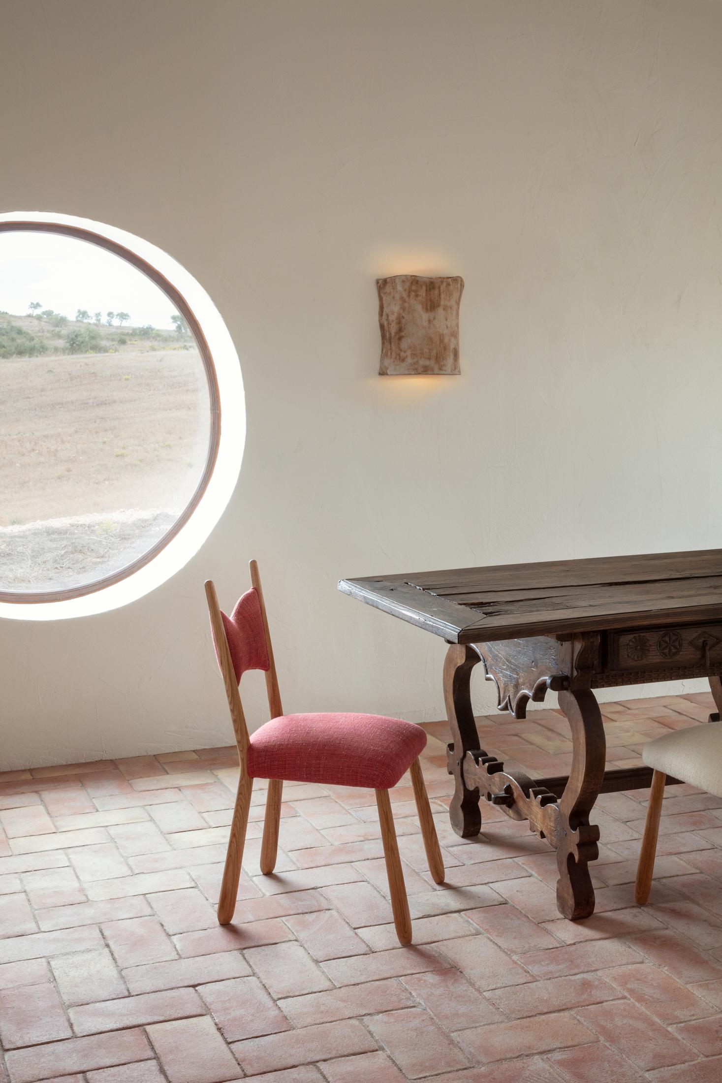 PAPEL WALL LIGHT, entworfen im Jahr 2025.

Handwerklich gefertigte Keramikleuchte mit fließender Form, hergestellt in der Keramikwerkstatt von project 213A. Jedes Stück ist aufgrund seiner handgefertigten Natur ein Unikat, Formen und Farbtöne