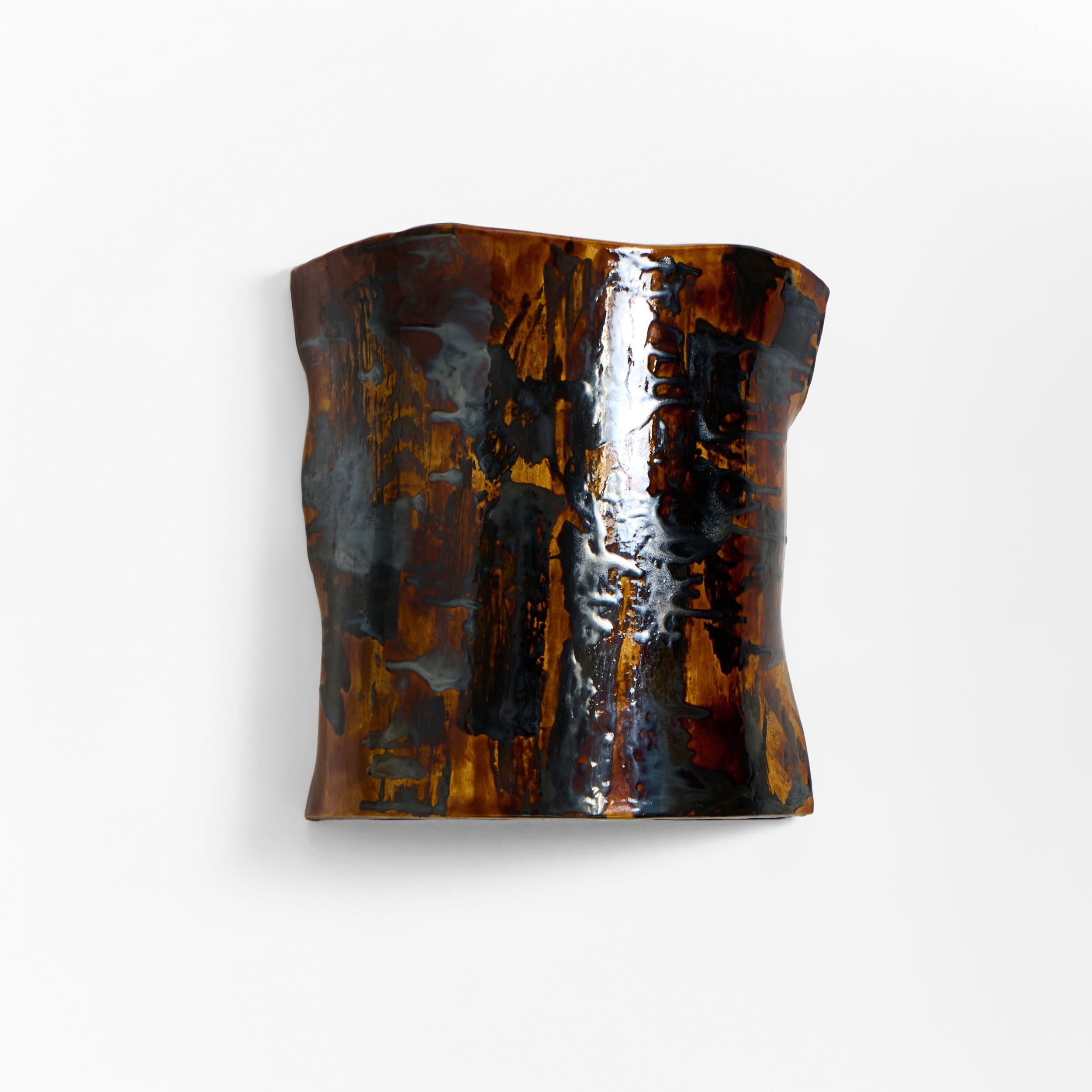 PAPEL WALL LIGHT, progettato nel 2025.

Lampada artigianale in ceramica dalla forma fluida, realizzata nel laboratorio di ceramica di In our own workshop del Project 213A. Ogni pezzo è unico a causa della sua natura artigianale, le forme e le