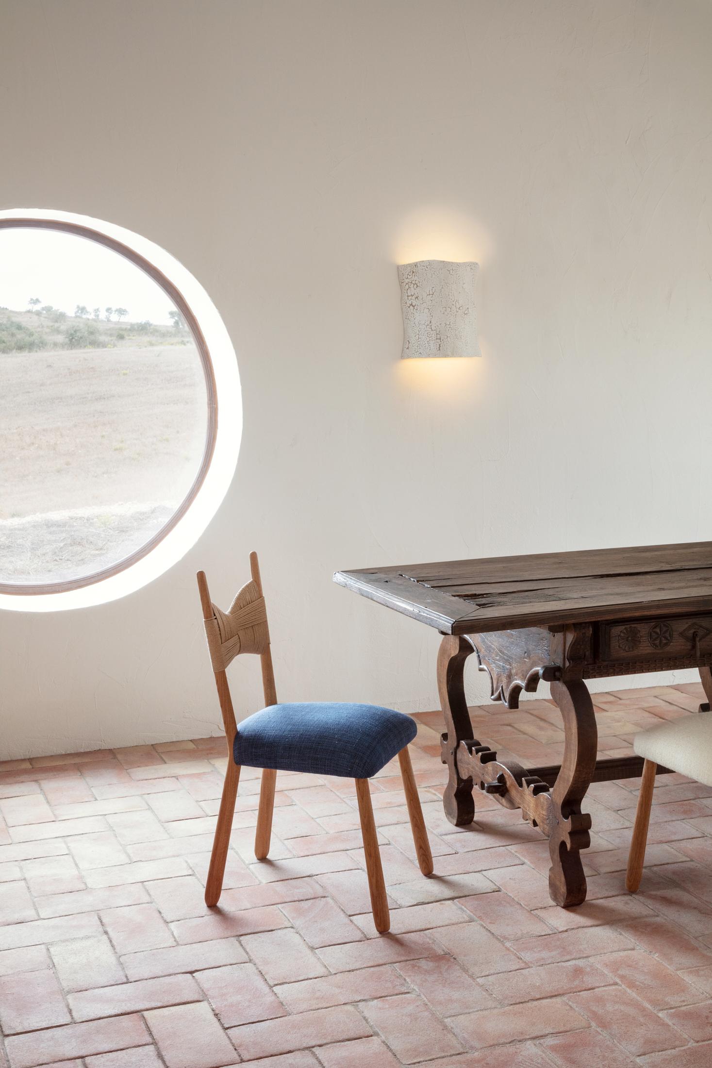 LÁMPARA DE PARED PAPEL, diseñada en 2025.

Lámpara de cerámica artesanal de forma fluida, fabricada en el propio taller de cerámica de Project 213A. Cada pieza es única debido a su naturaleza artesanal, las formas y los tonos varían