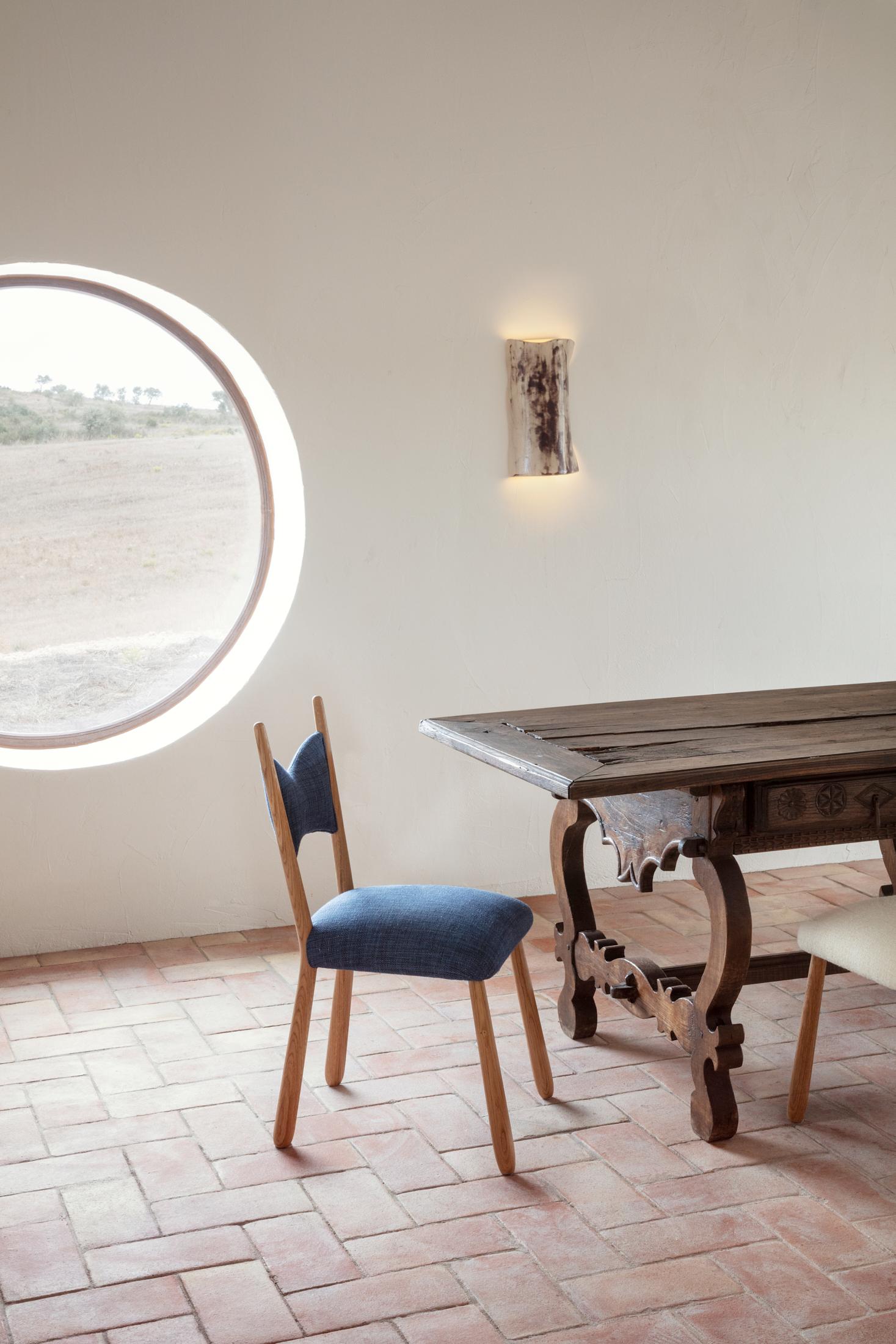 LÁMPARA DE PARED PAPEL, diseñada en 2025.

Lámpara de cerámica artesanal de forma fluida, fabricada en el propio taller de cerámica de Project 213A. Cada pieza es única debido a su naturaleza artesanal, las formas y los tonos varían