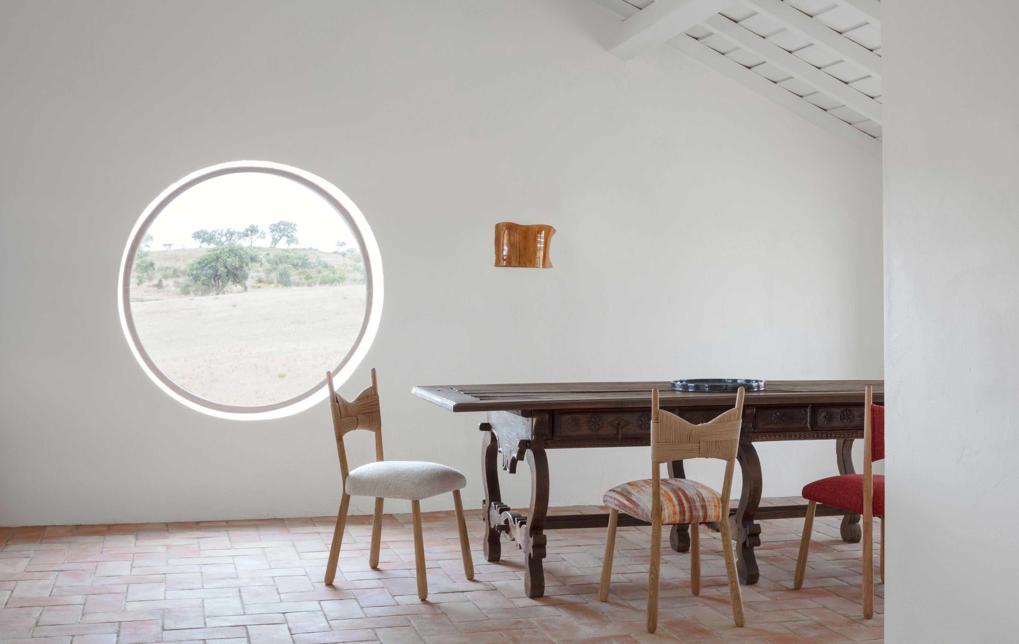 LÁMPARA DE PARED PAPEL, diseñada en 2025.

Lámpara de cerámica artesanal de forma fluida, fabricada en el propio taller de cerámica de Project 213A. Cada pieza es única debido a su naturaleza artesanal, las formas y los tonos varían