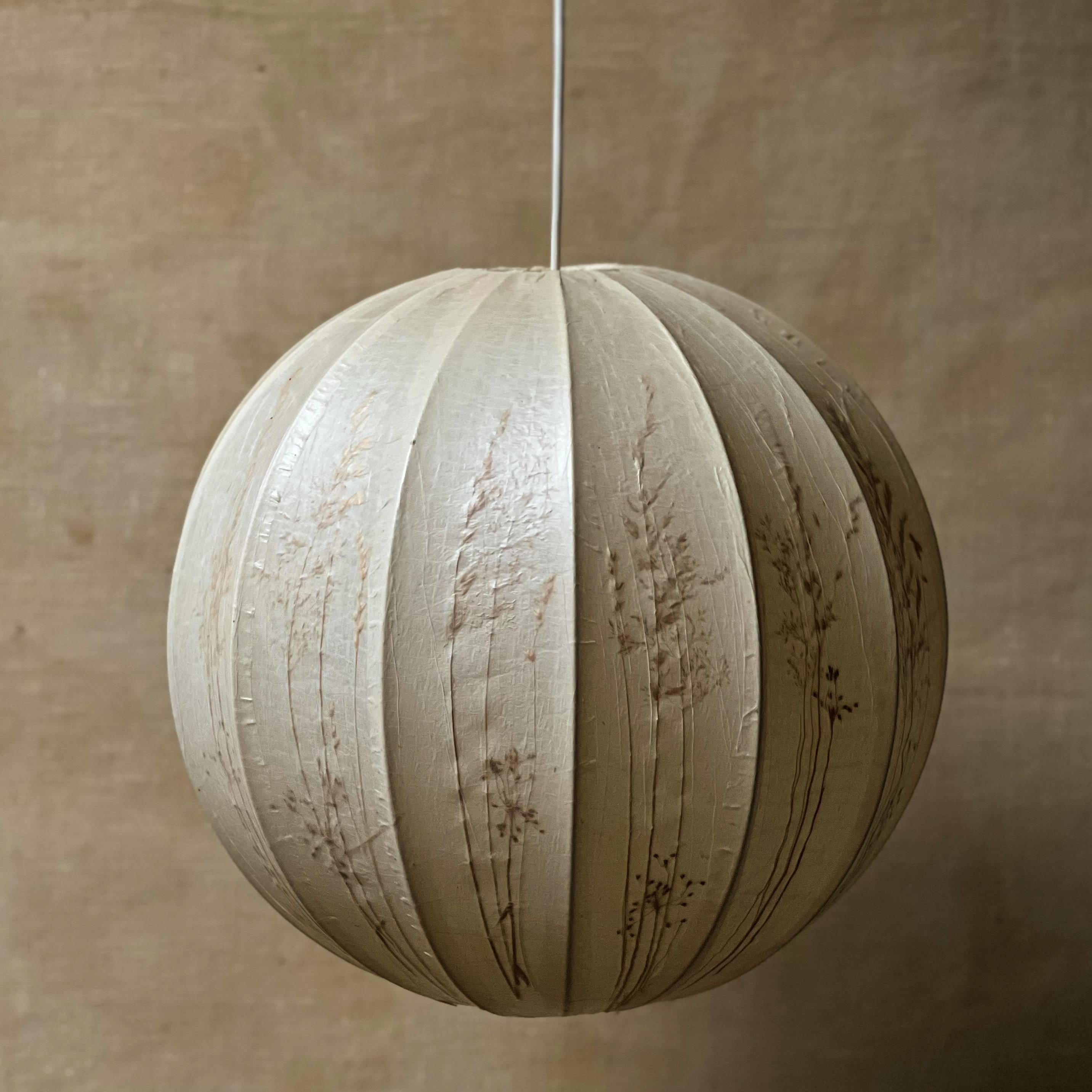This suspension is made of natural materials what is paper with plants in between. Made by hand in Sweden and designed by master Carl Malmsten the 