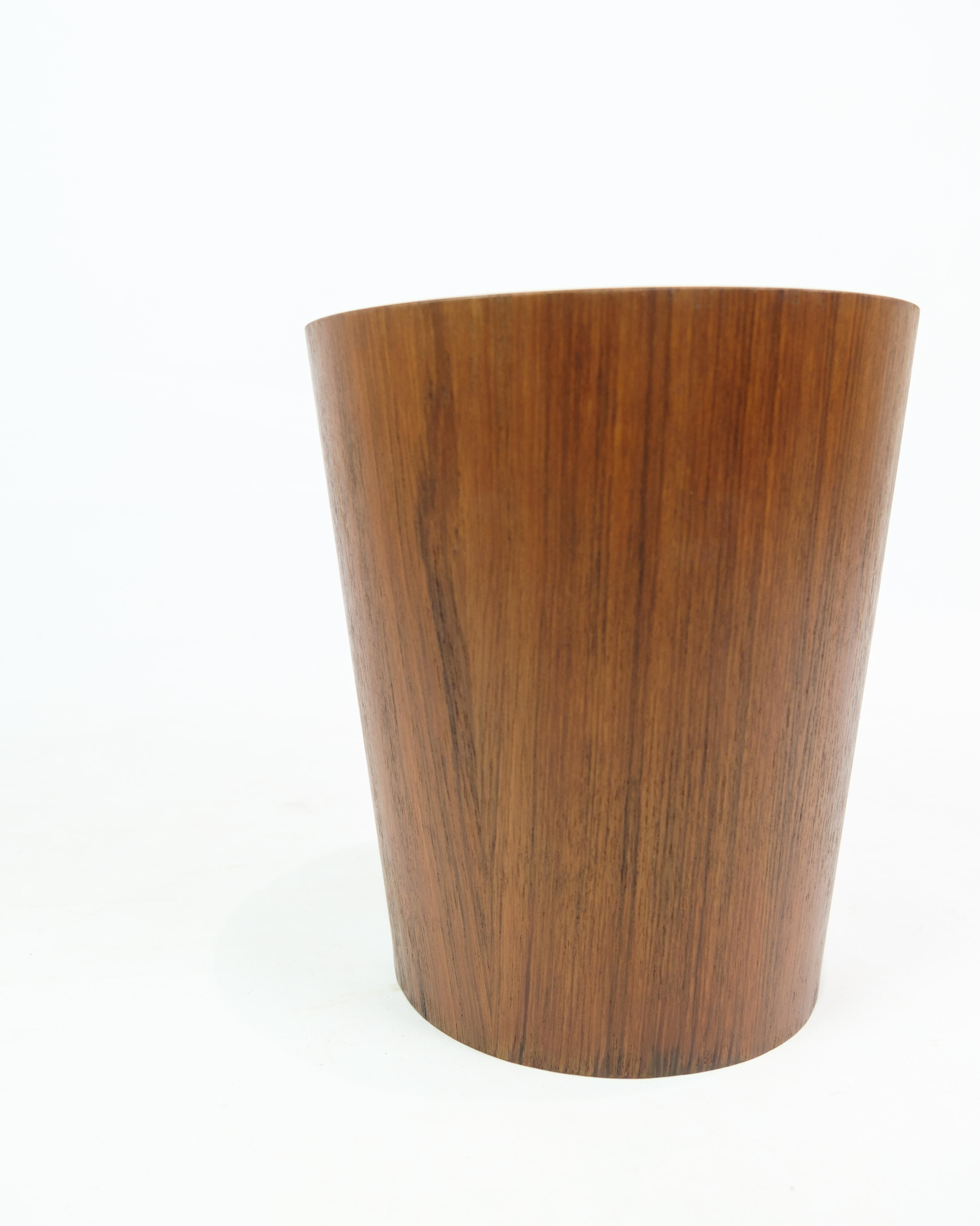 The teak waste bin of Swedish design from Servex, produced around the 1960s, represents a beautiful union of functionality and style within Scandinavian design. This wastebasket is an excellent example of the period's focus on simplicity and the use