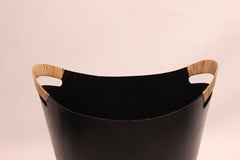 Seau à papier en métal noir avec cordon en papier de Finn Juhl et Grethe Kornerup-Bang