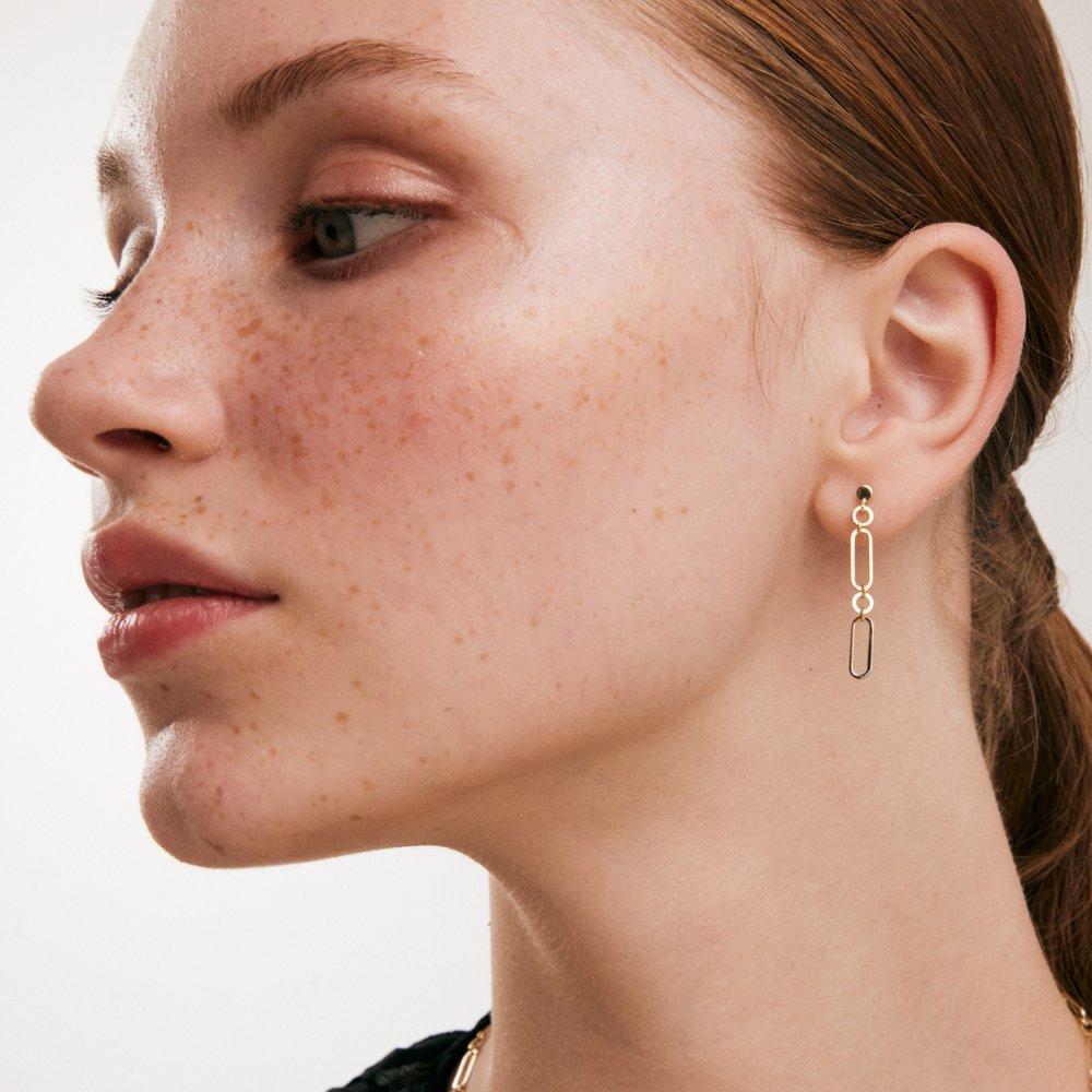 Introducing our Paper Clip Earrings in 14K Solid Gold, a tribute to Orena Jewelry's steadfast dedication to impeccable craftsmanship. Every pair is meticulously handcrafted, emanating a captivating fusion of modern allure and timeless