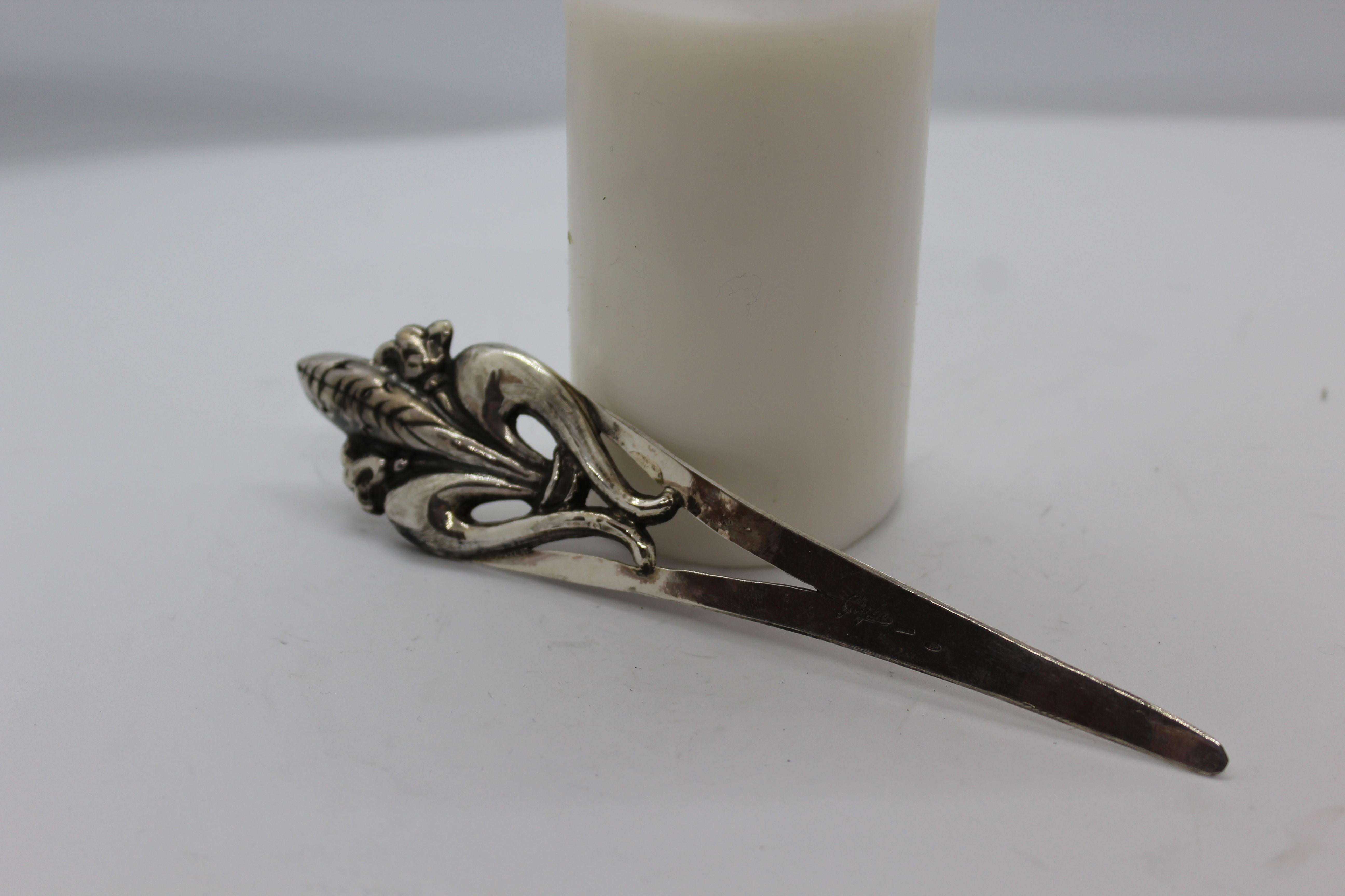 El Cortador de Papel Giglio Fiorentino, forma parte de nuestra colección de joyas.
 Todas nuestras joyas de plata de ley están hechas a mano: eso significa que ninguna es igual a otra. De hecho, nuestro objetivo es crear productos únicos con un alto