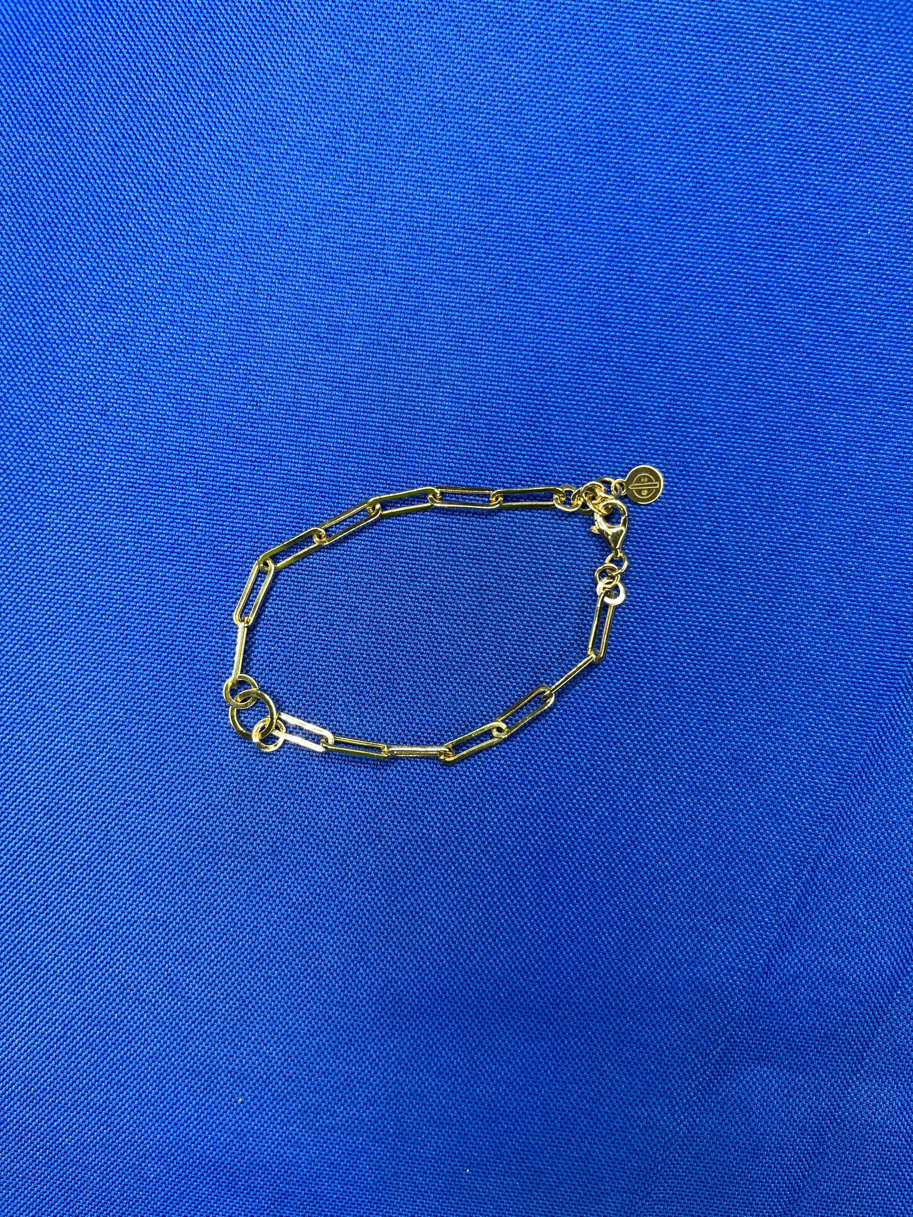 Modern Paper Elongated Clip Link Charms Fashion 18 Karat Yellow Solid Gold Bracelet For Sale