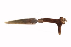 Coltello di carta, lama in ottone, manico in corno di cervo con testa di cane bassotto. Francia 1890.