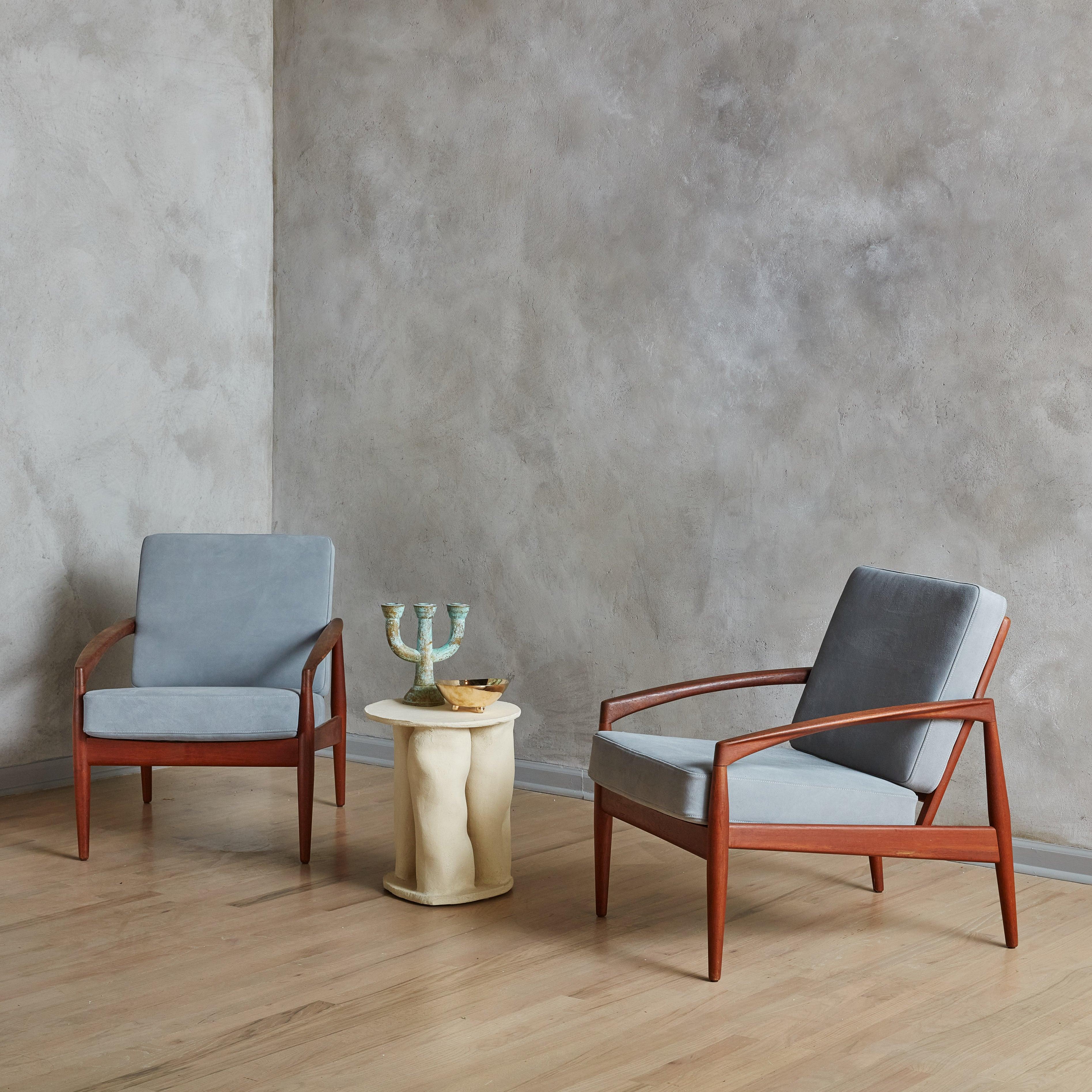 Scandinave moderne Chaise grise en daim et teck Kai Kristiansen pour Magnus Olesen en vente