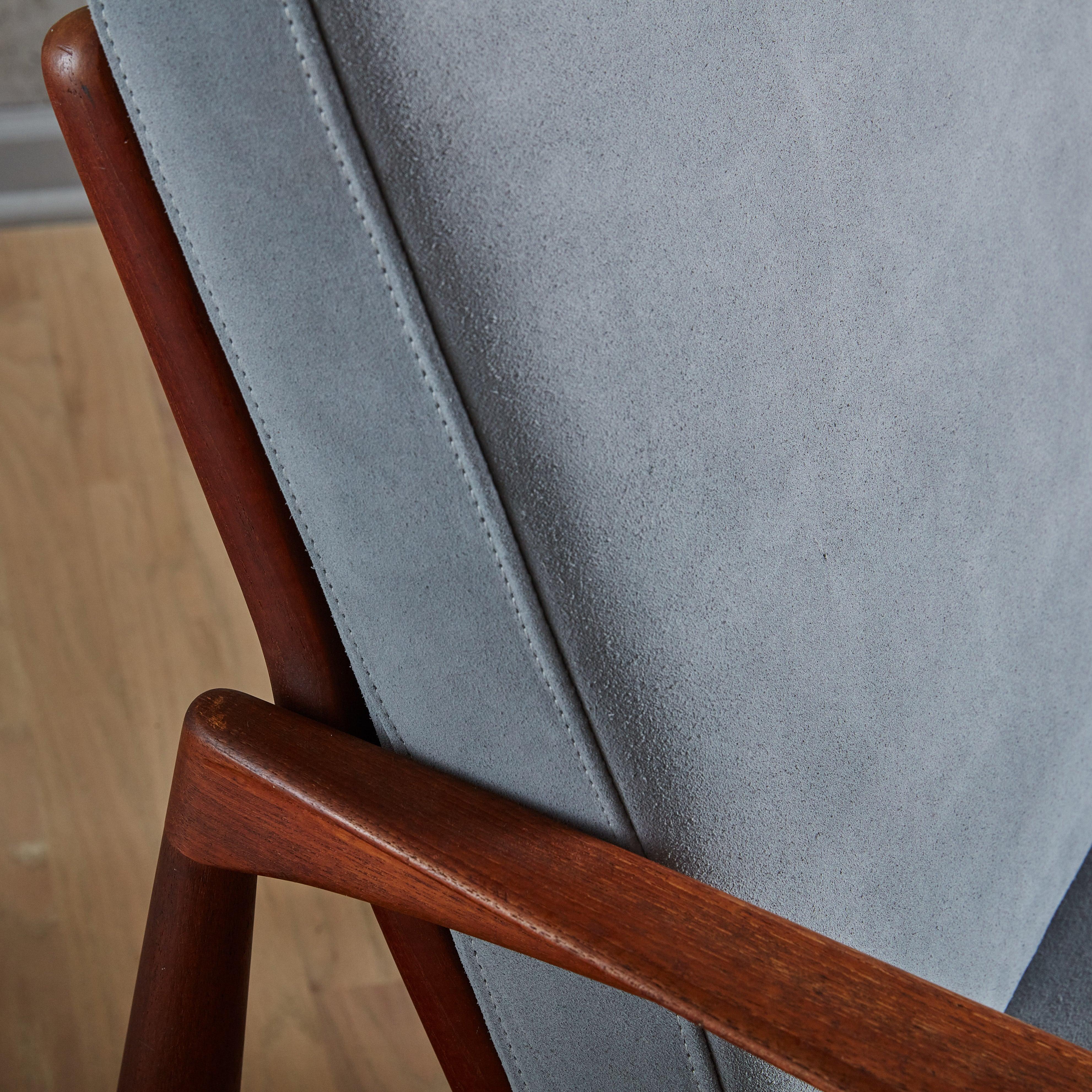 Chaise grise en daim et teck Kai Kristiansen pour Magnus Olesen Excellent état - En vente à Chicago, IL