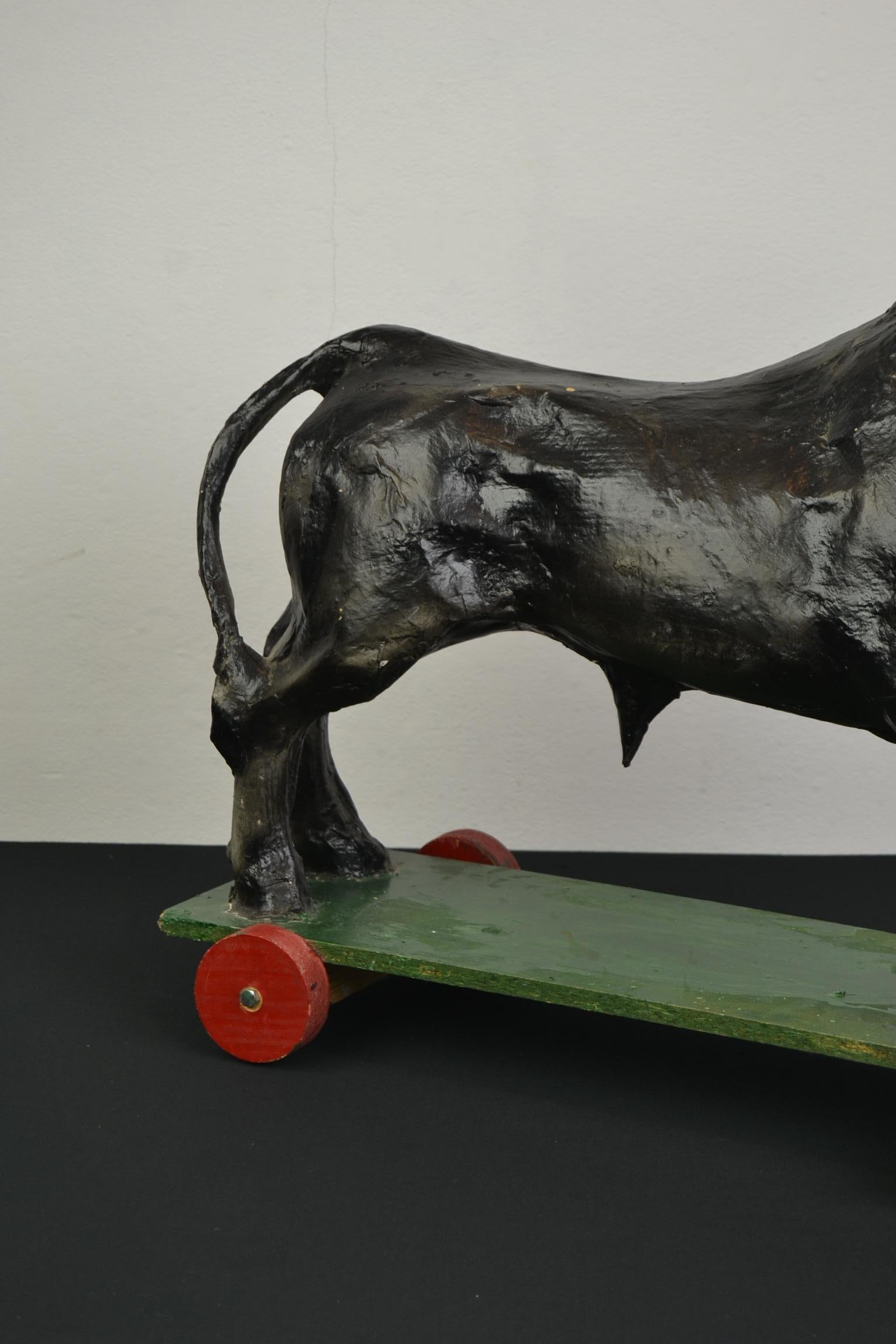 Paper Mache Bull on Wheels In Good Condition For Sale In Antwerp, BE