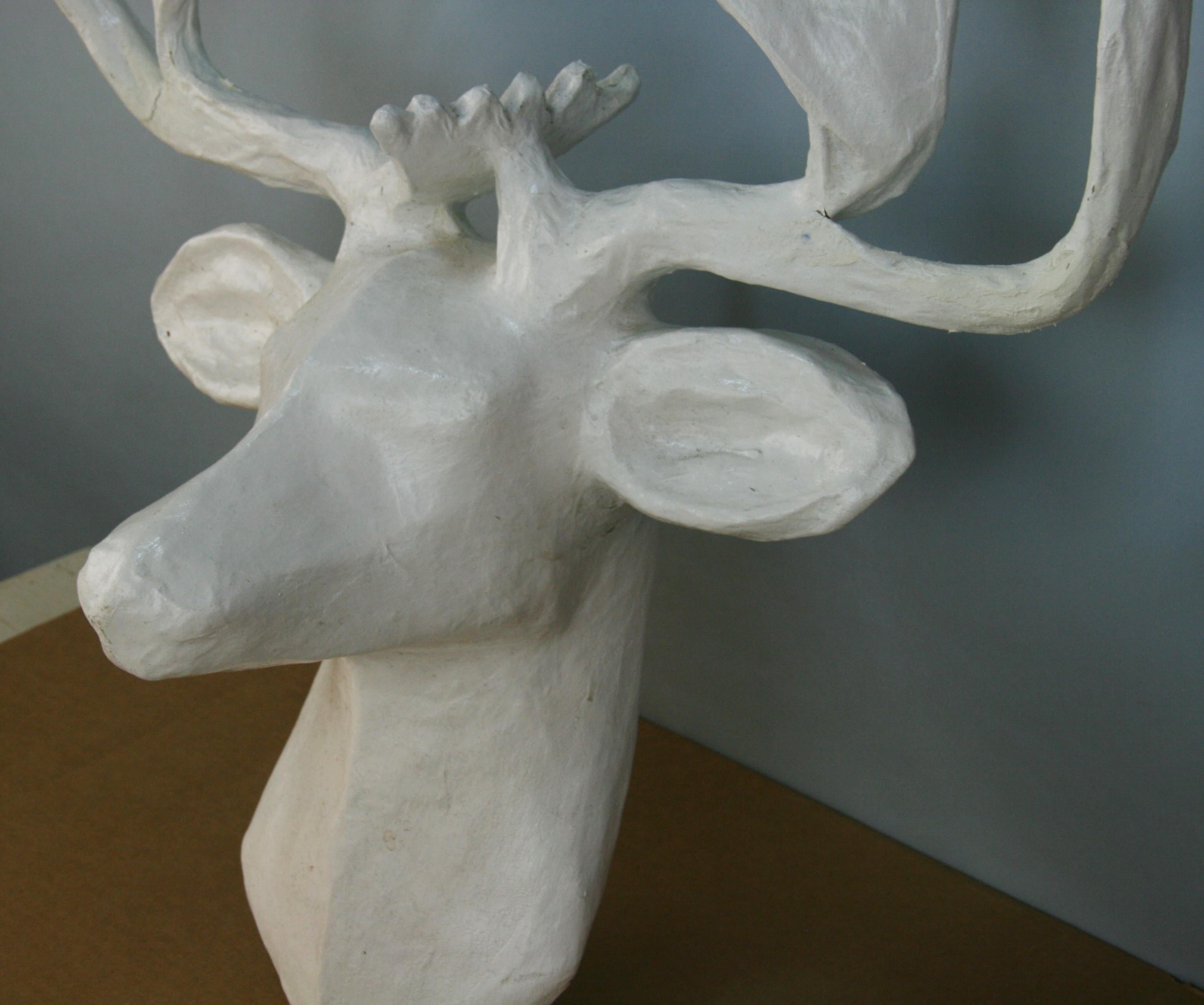 Sculpture de cerf en papier mâché Bon état - En vente à Douglas Manor, NY