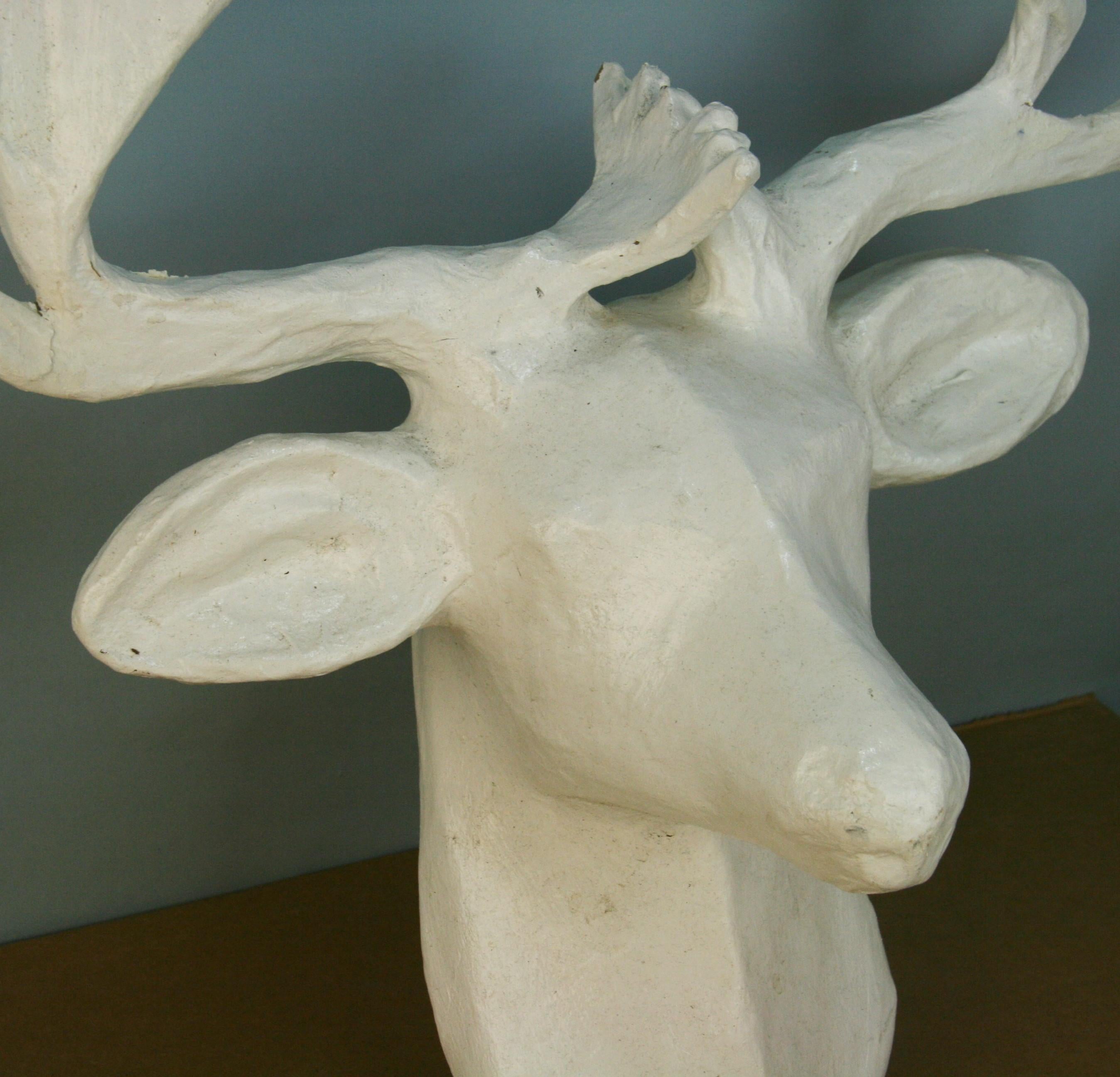 Sculpture de cerf en papier mâché en vente 4