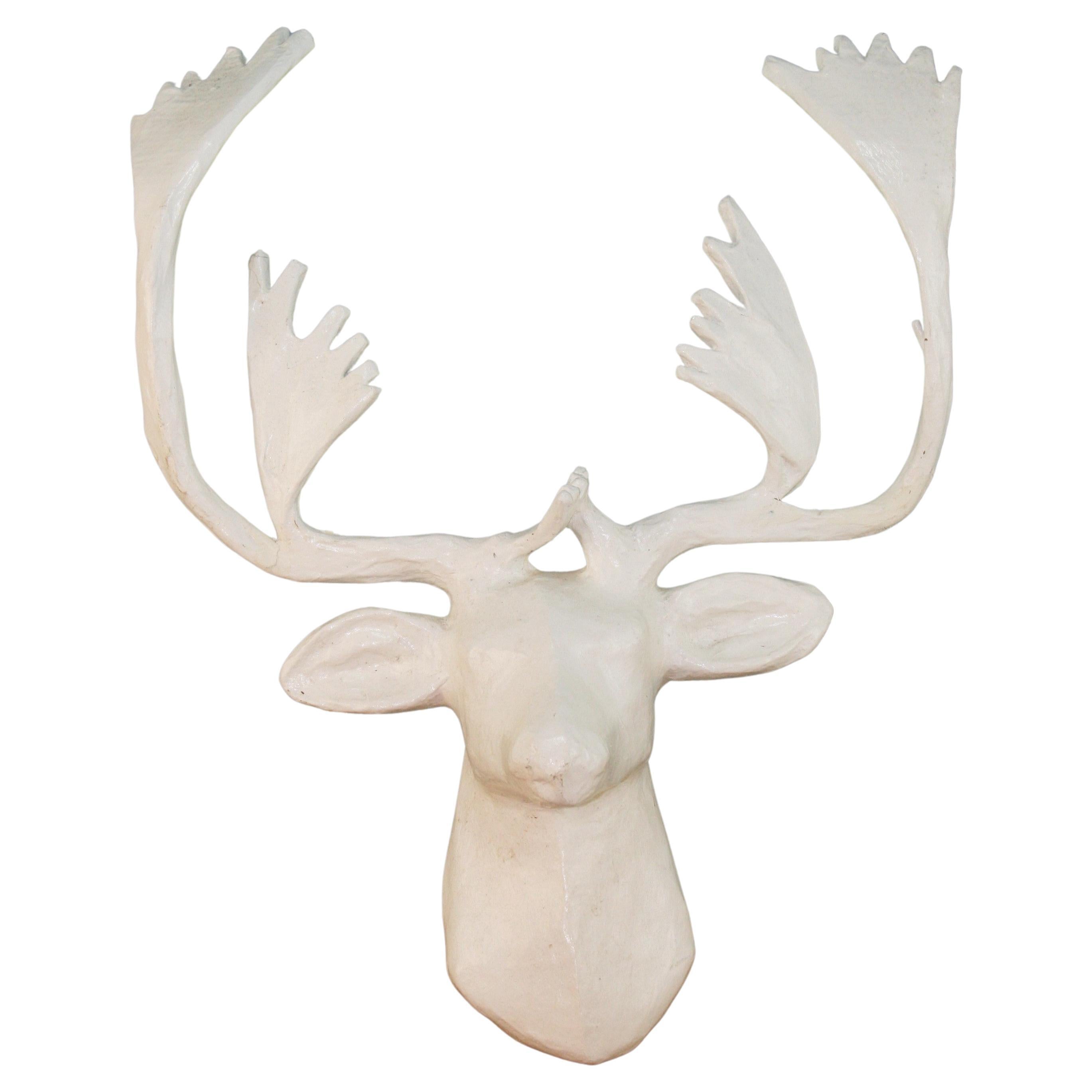Sculpture de cerf en papier mâché en vente