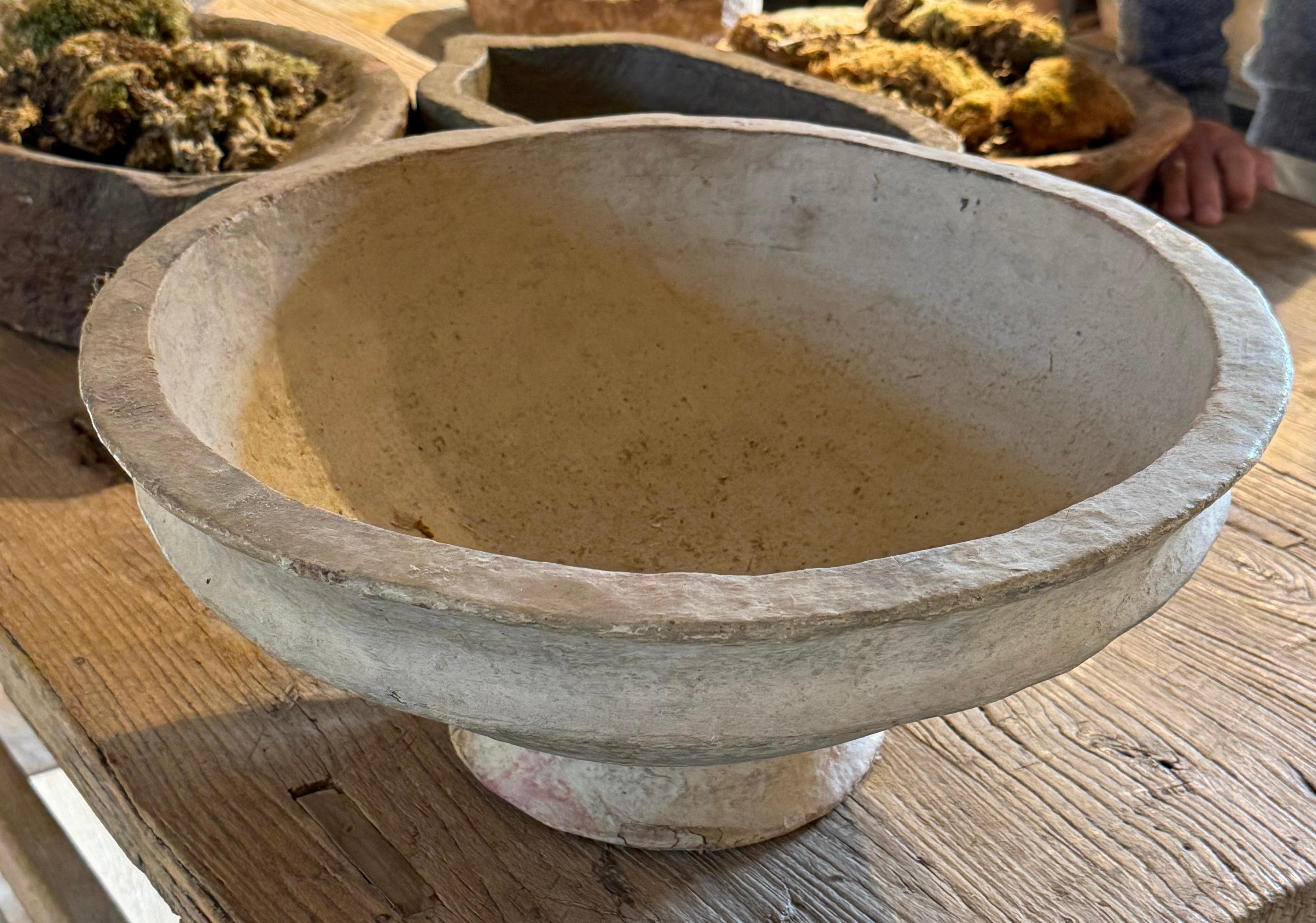 Ciotola con piede in cartapesta indonesiana della metà del secolo scorso.
Bellissima patina naturale.
ARRIVARE TBD