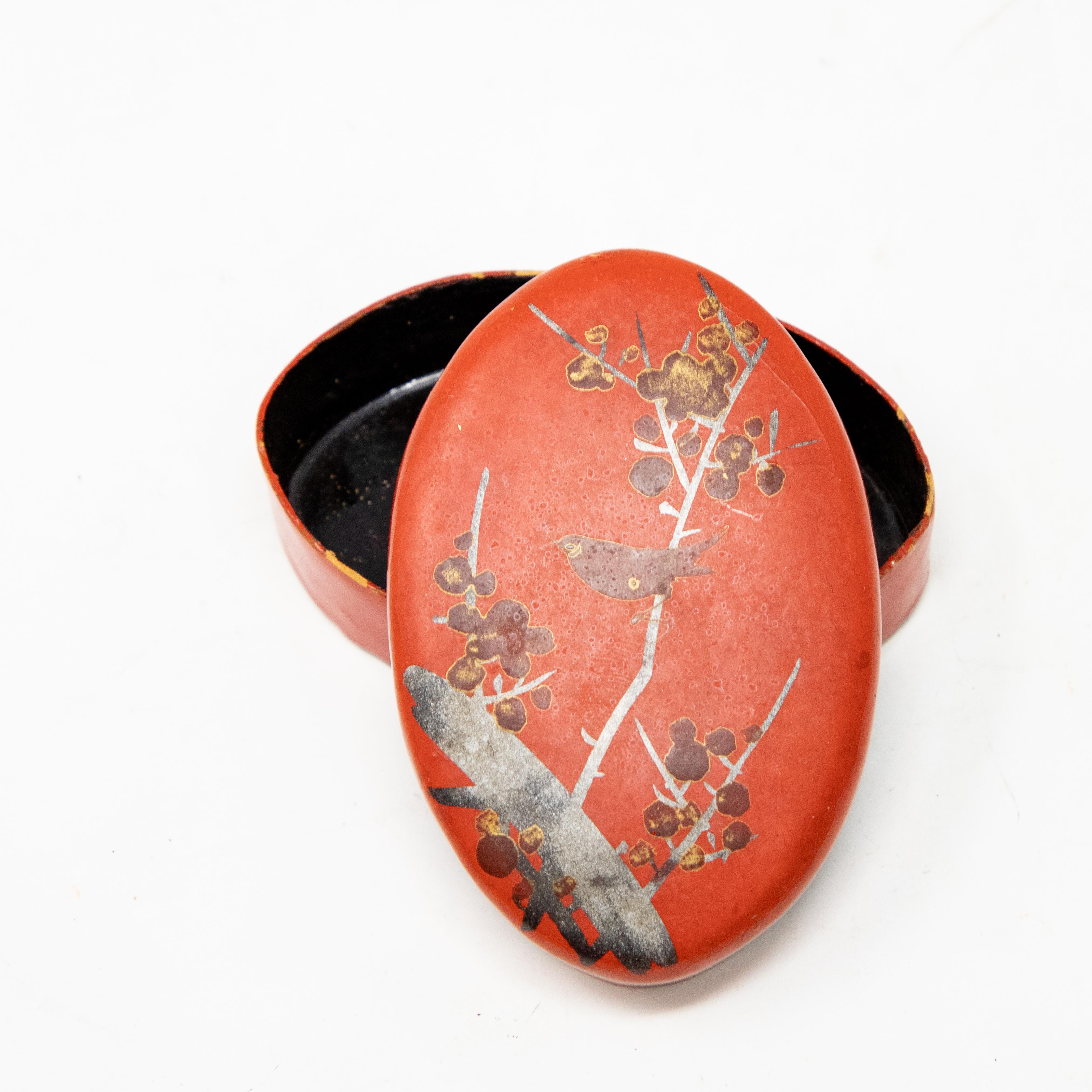 Chinese Paper Mâché Red Pillbox with Bird Motif For Sale