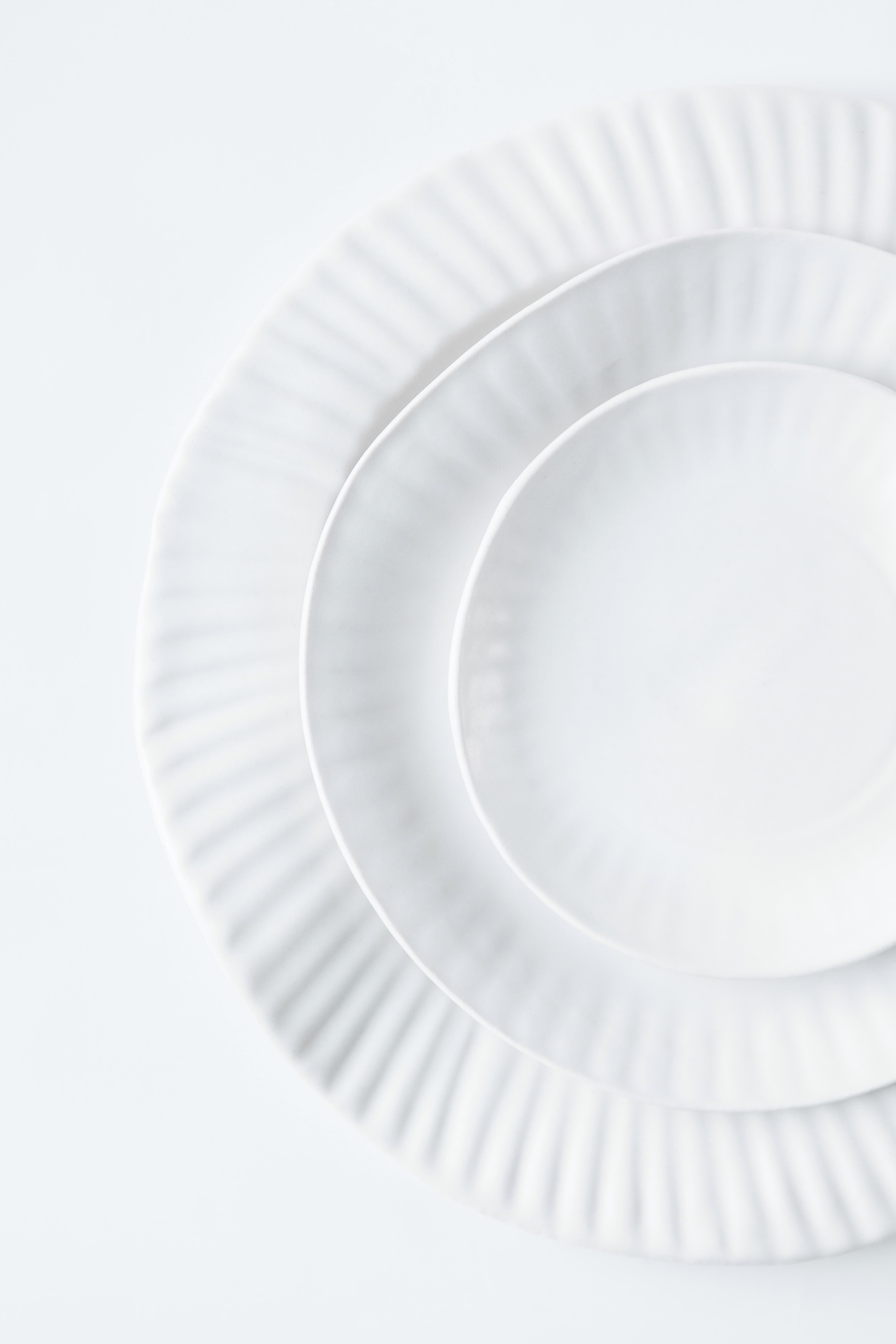 Modeled after the traditional paper variety that has been bent under the weight of barbeques, potlucks and picnic favorites for years, our porcelain paper plate leaves you with a taste of nostalgia. Our set of 18 comes with 6 large, 6 small and 6