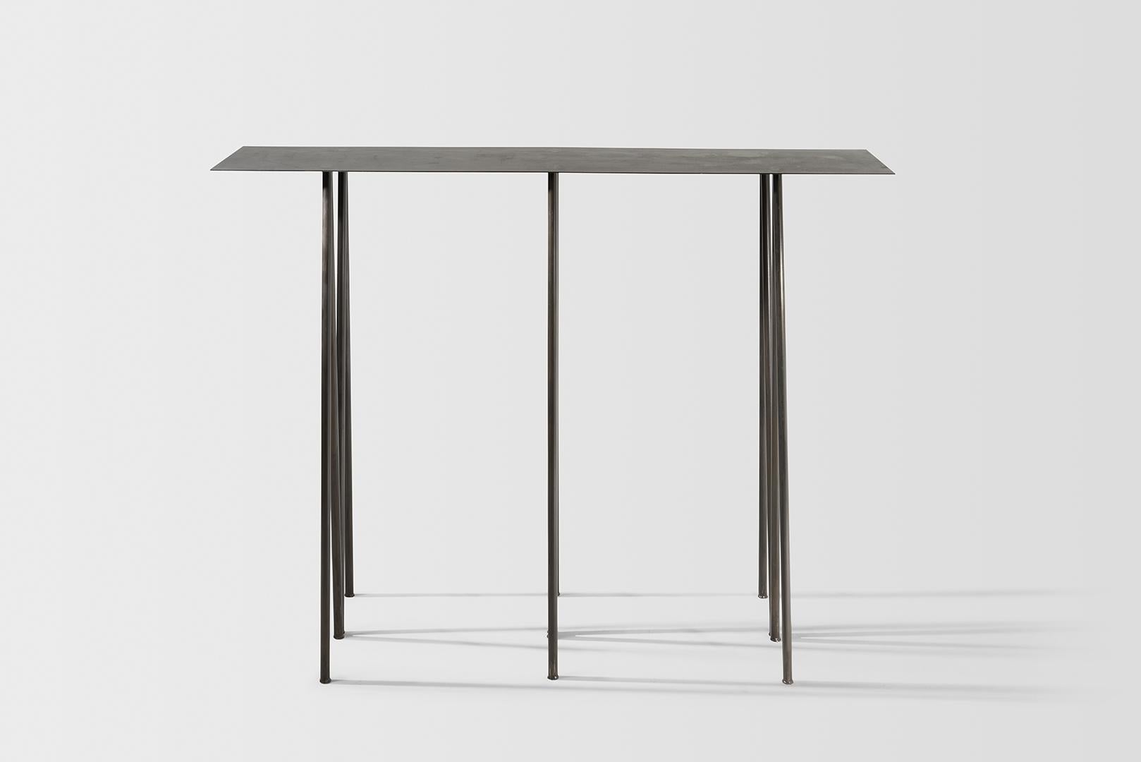 Américain Table Paper Table L, Table Console, Finition en Acier Noir teinté par UM Studio en vente