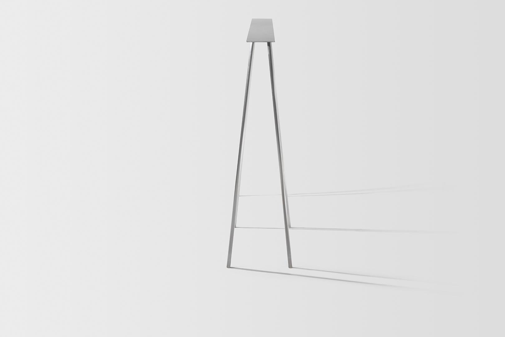 Paper Table S, Konsolentisch, in polierter Stahlausführung von UM Studio (Metallarbeit) im Angebot