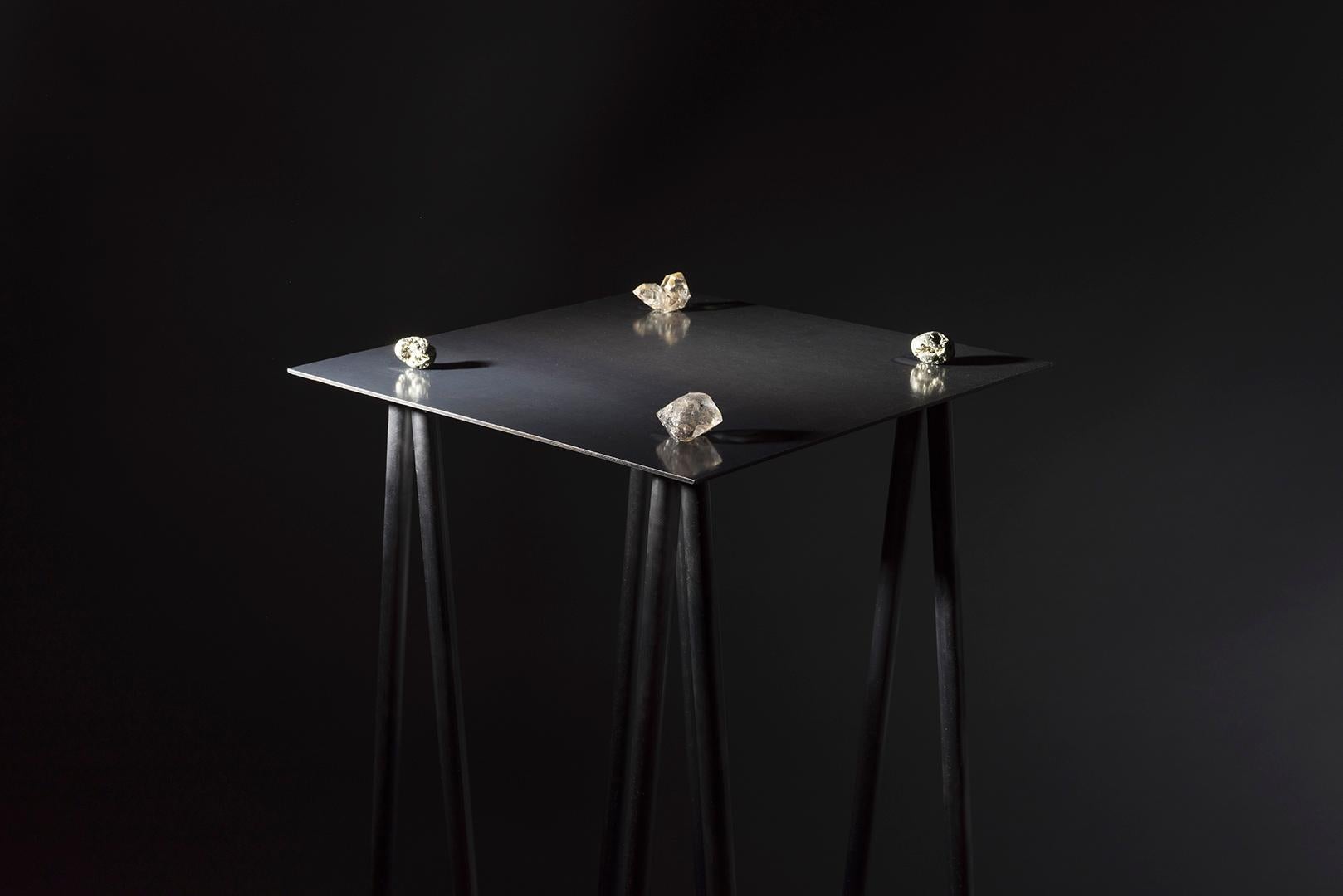 Papier-Konsolentisch, quadratischer, schwarz gebeizter Tisch von UM Studio im Angebot 2