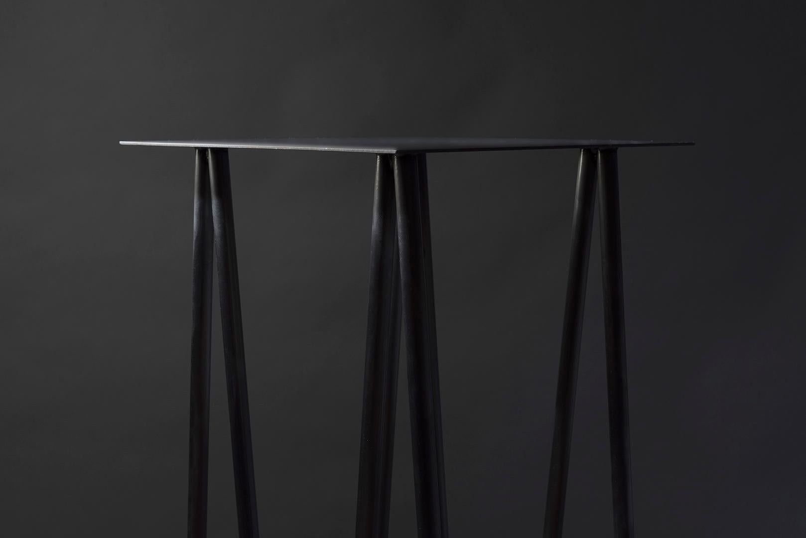 Papier-Konsolentisch, quadratischer, schwarz gebeizter Tisch von UM Studio im Angebot 4