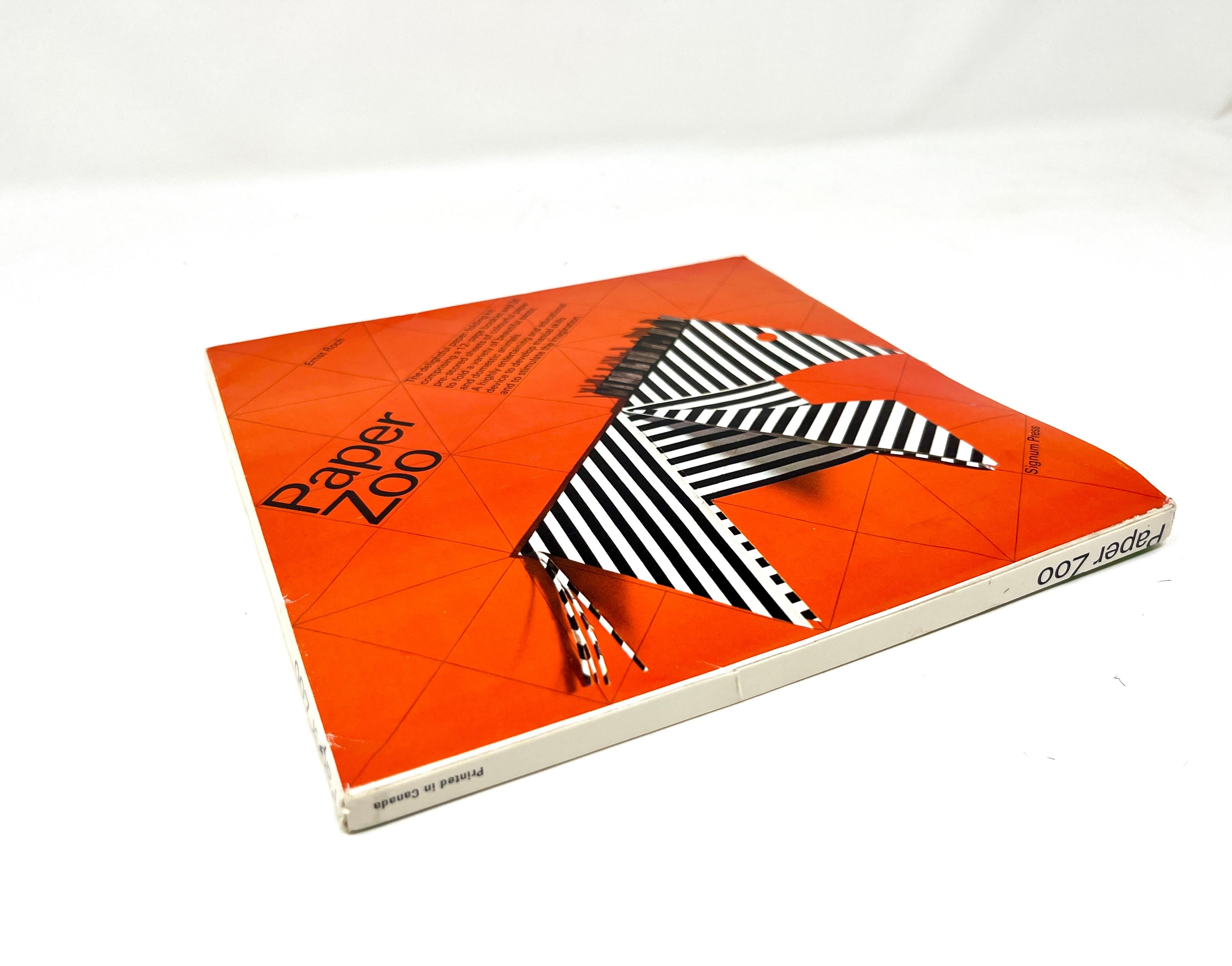 ZOO DE PAPIER.
Roch, Ernst
Montréal, Canada : Signum Press Limited, 1974. Première édition. Livre de poche.
ISBN : 091968601X

Boîtier en carton + livret à couverture souple + papier pré-corrigé coloré/imprimé
Commandée par le Musée d'art